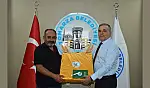 Mahallesini konuşmaya geldi,  başkanın sürpriziyle şaşkına döndü!