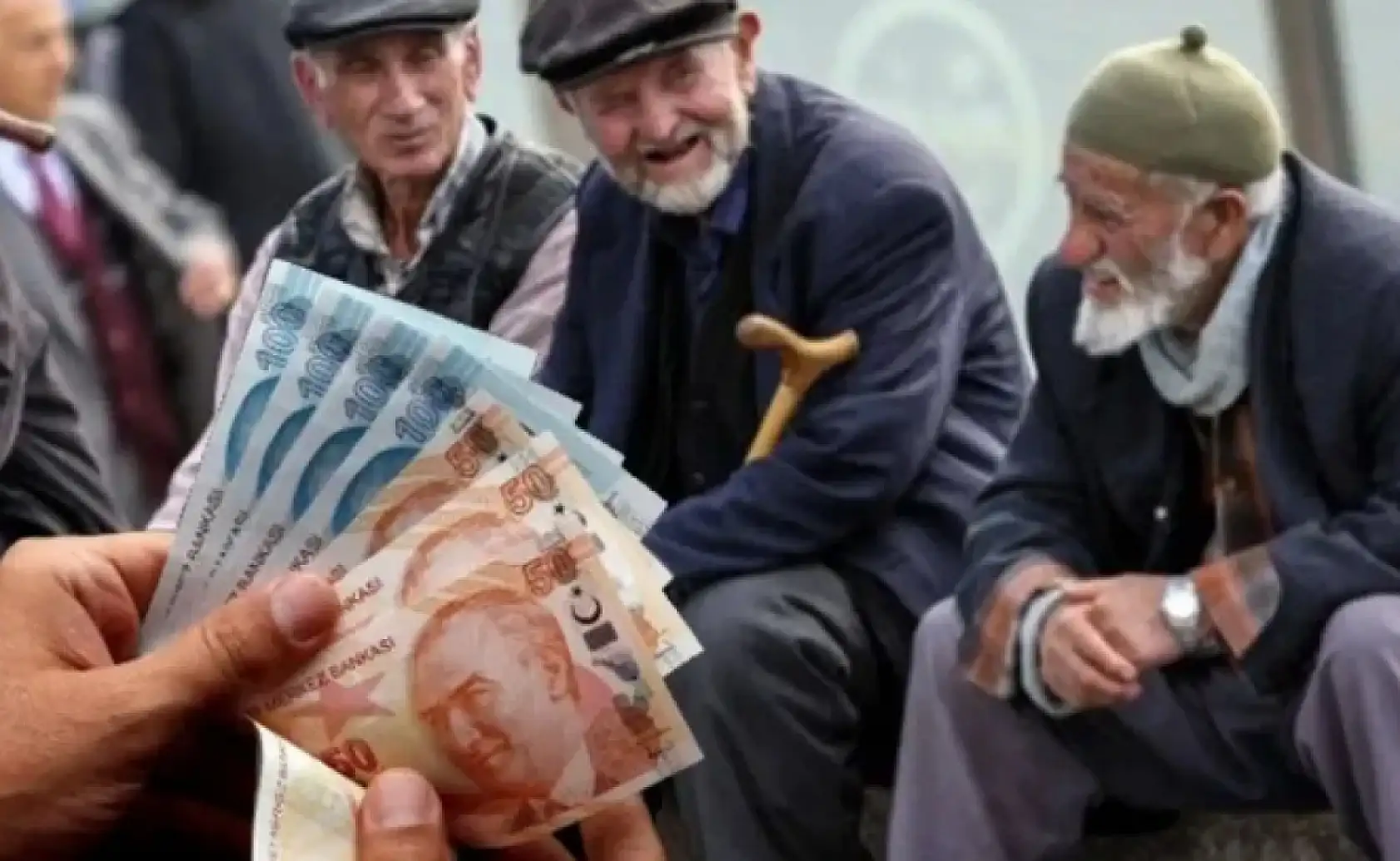 Emeklilere şok haber: Maaşlarda kesinti mi yapılacak?