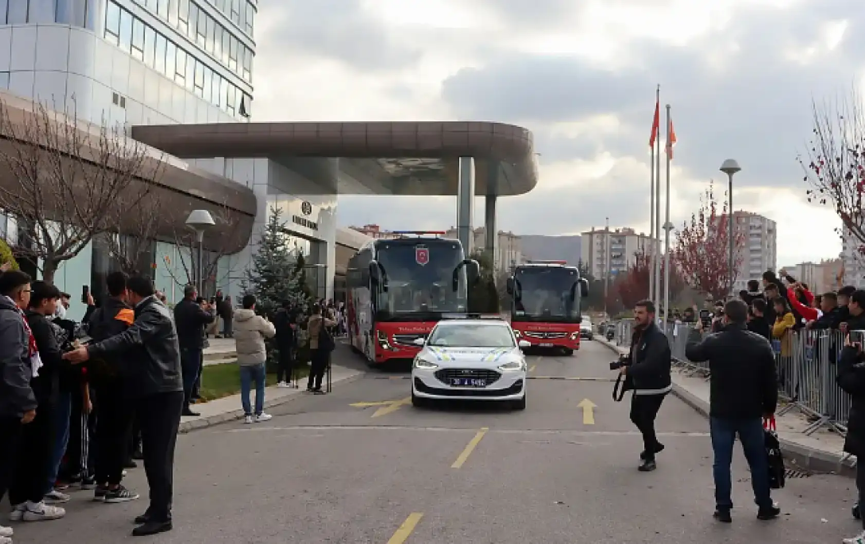 Kayseri'den kısa kısa haberler - Uçak Kayseri'ye zorunlu iniş yaptı, KayseriGaz'da 'Kayseri' sesi....