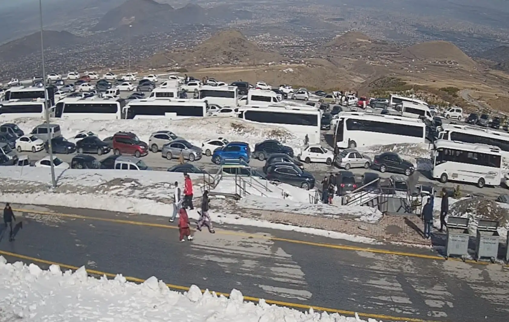 Erciyes'e akın var: Trafik kilitlendi kuyruklar metrelerce uzadı!