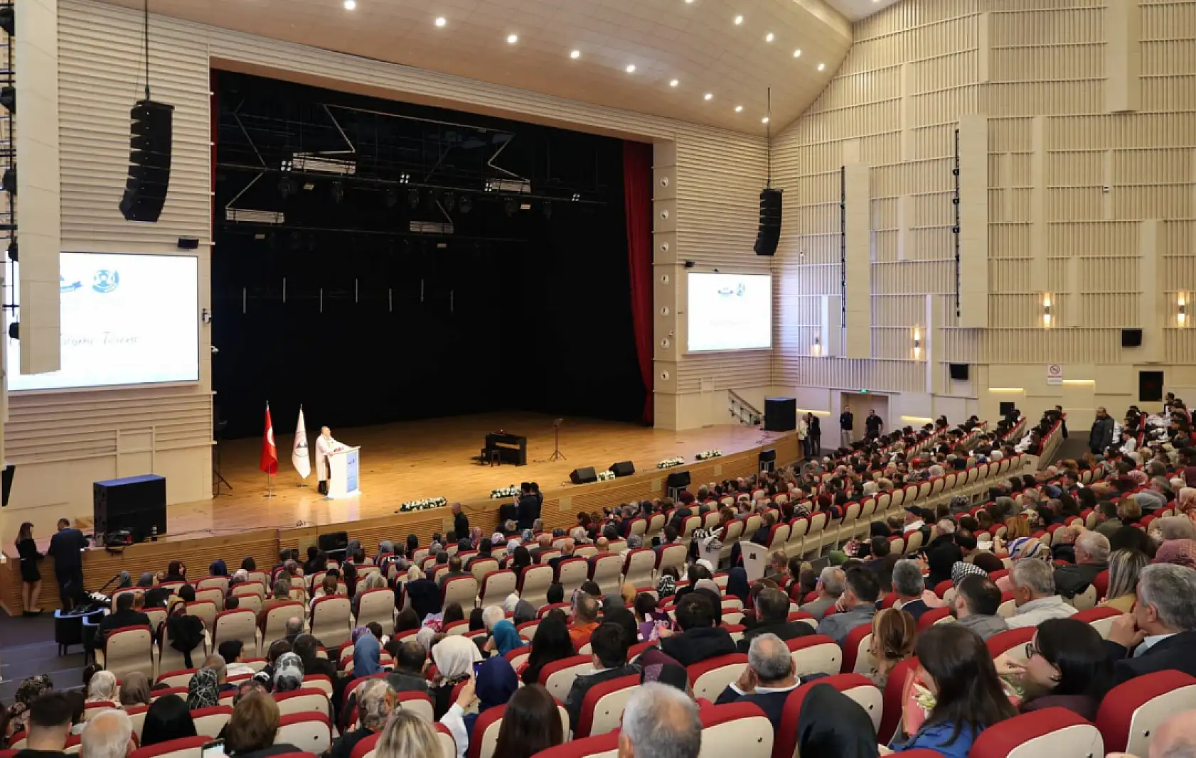 ERÜ Tıp öğrencileri törenle önlük giydi