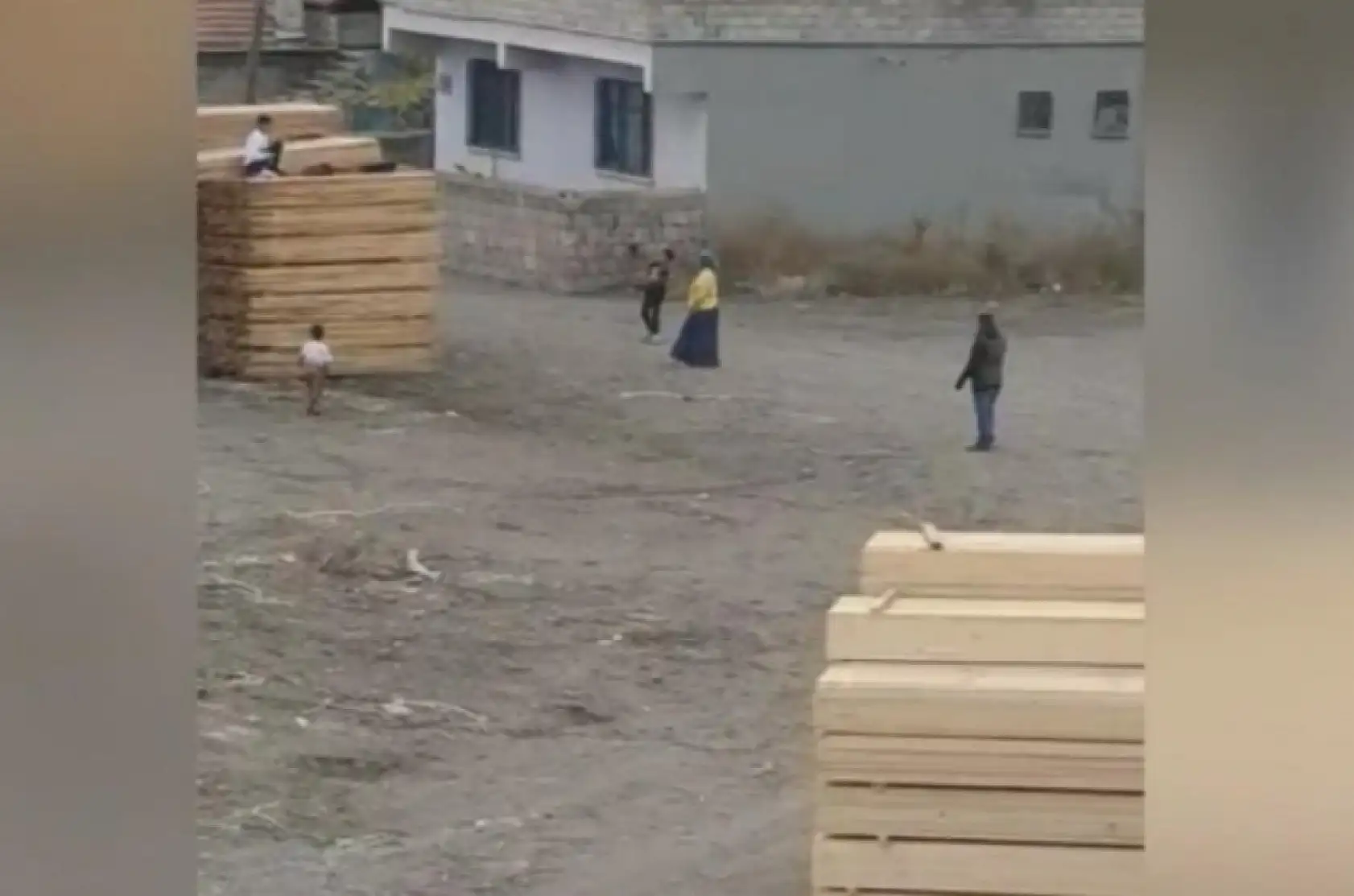 Kayseri'de bir aile mahallelinin kâbusu oldu: Geleni geçeni taşlıyorlar!