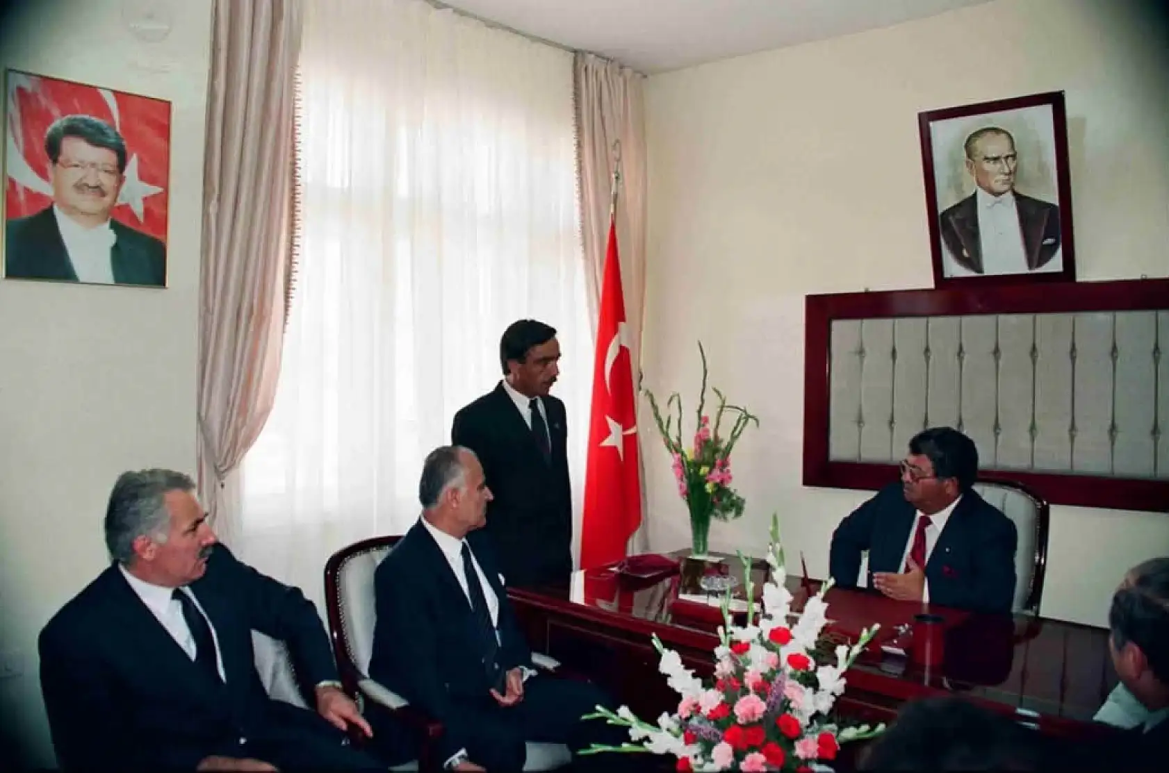 Turgut Özal'ın Kayseri'den kareleri dikkat çekti: Kayseri'nin kasabasını ilçe yapacak kararı burada imzaladı!
