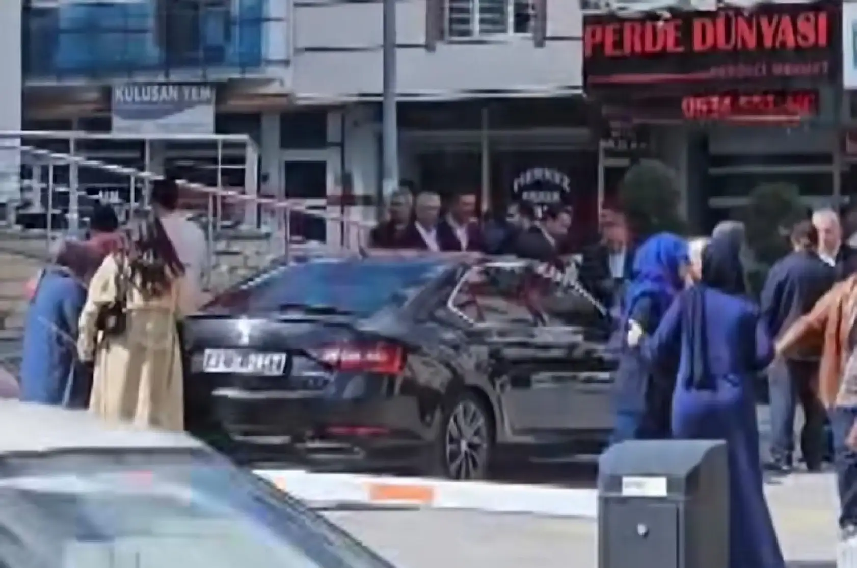 5.2'lik sarsıntı sonrası panik anları: Görüntüler peş peşe geliyor!