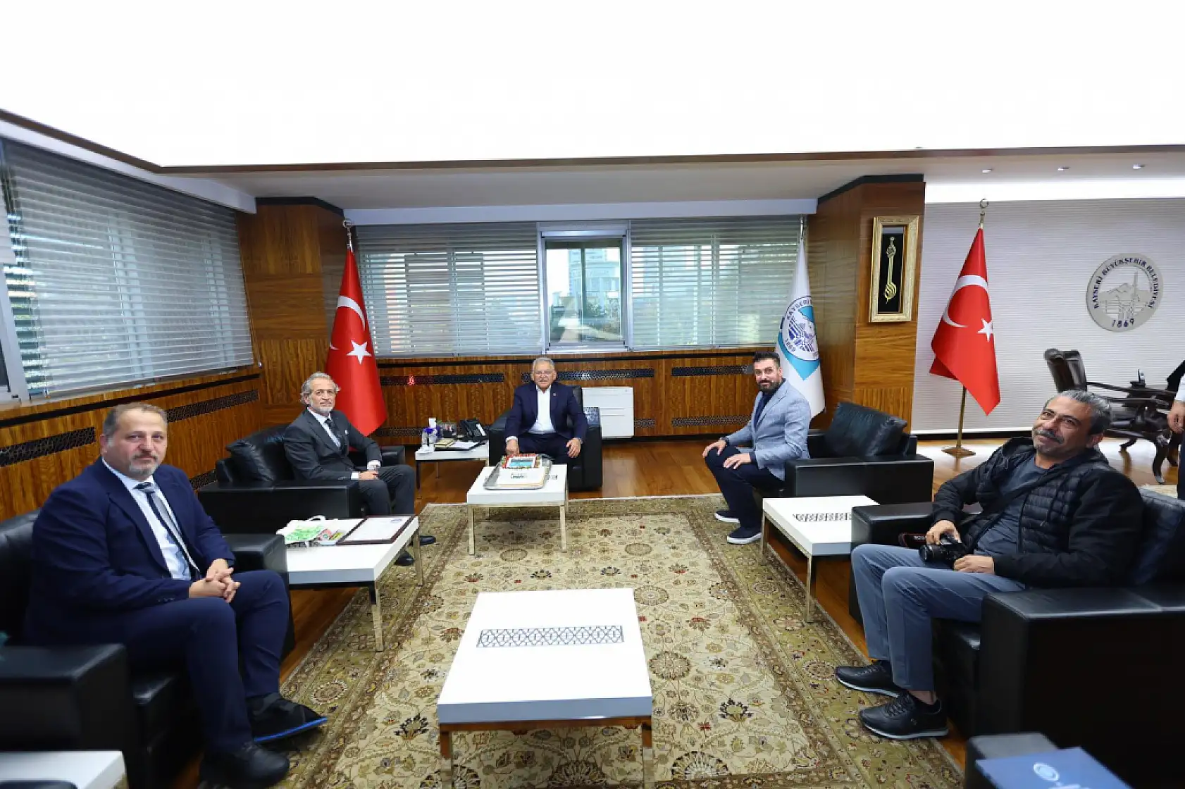 Başkan Büyükkılıç'ı kimler ziyaret etti? Yoğun ziyaretçi trafiği dikkat çekti!