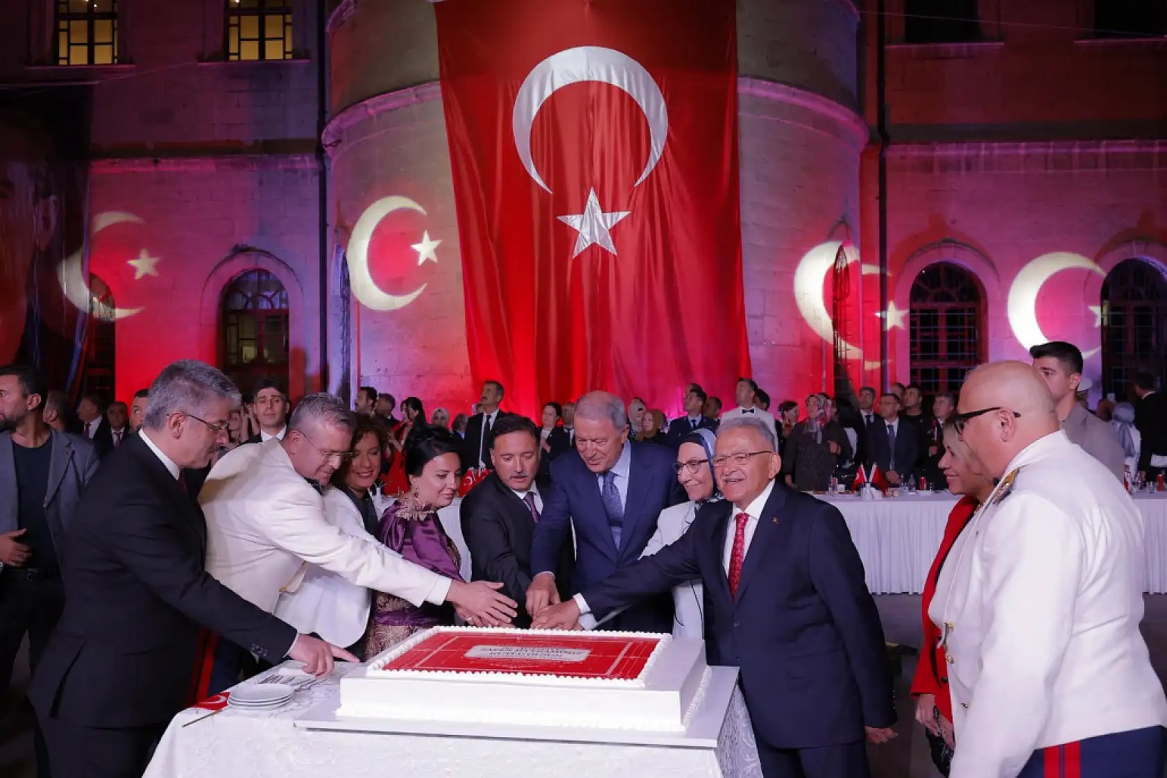 Büyükkılıç çifti 30 Ağustos coşkusuna eşlik etti!