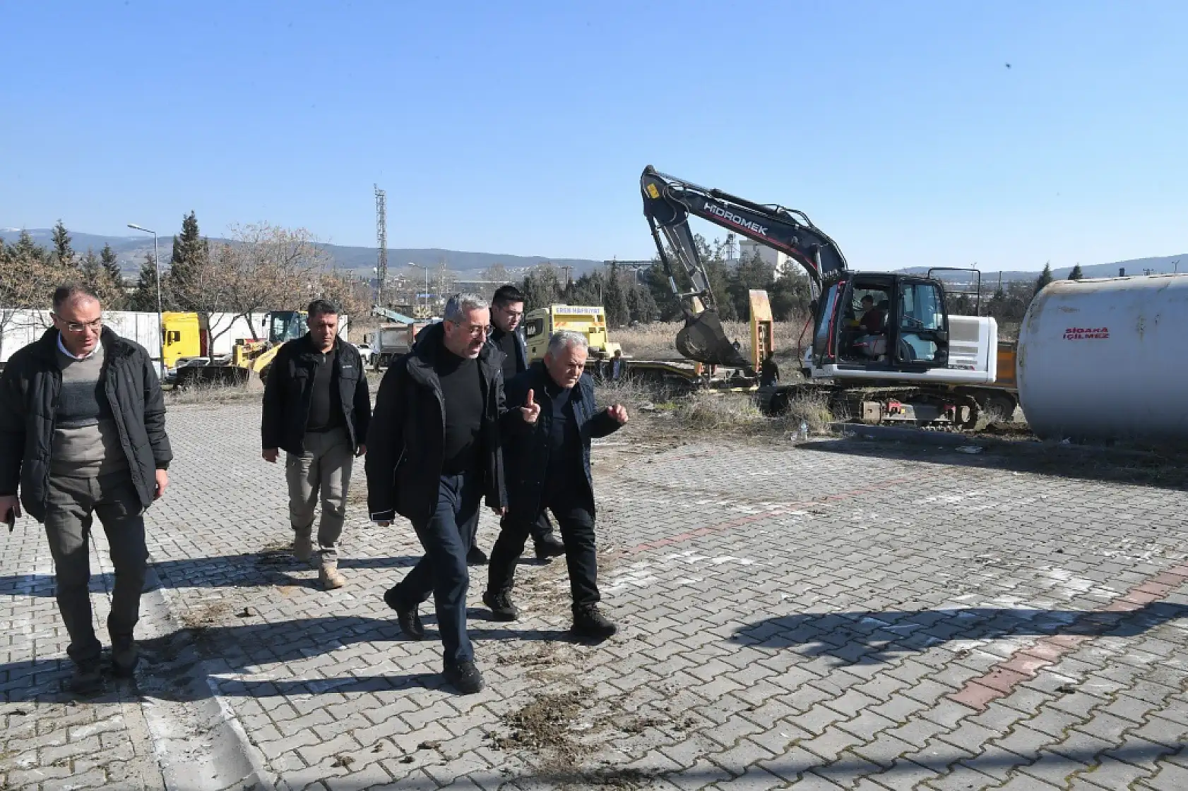 Büyükkılıç, Kahramanmaraş'ta çalışmaları adım adım takip ediyor