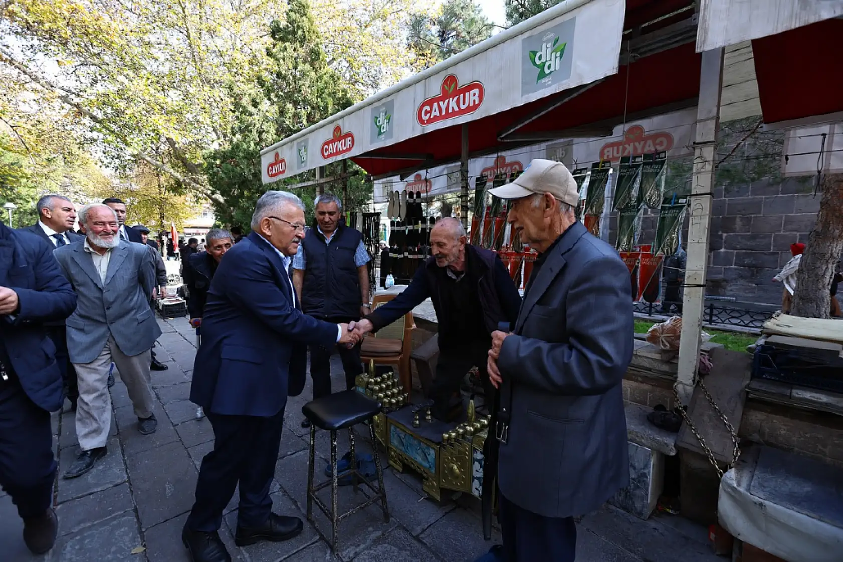 Başkan Büyükkılıç'tan esnaf ziyareti: Yoğun ilgiyle karşılaştı!