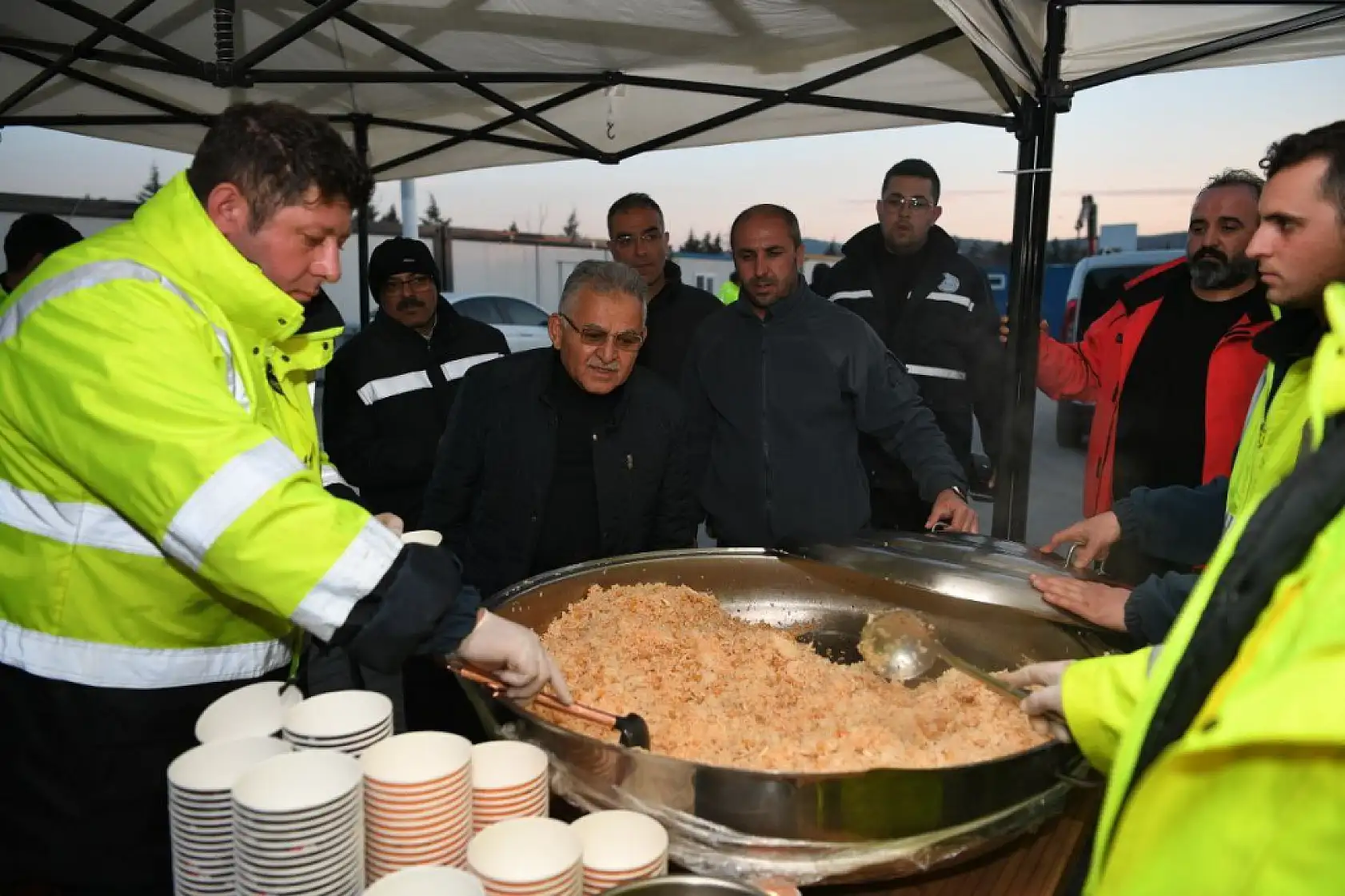 Büyükkılıç, Kahramanmaraş'ta çalışmaları adım adım takip ediyor