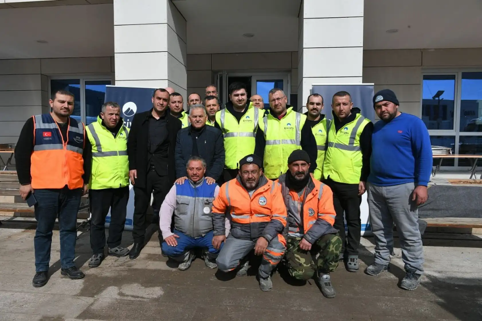 Büyükkılıç, Kahramanmaraş'ta çalışmaları adım adım takip ediyor