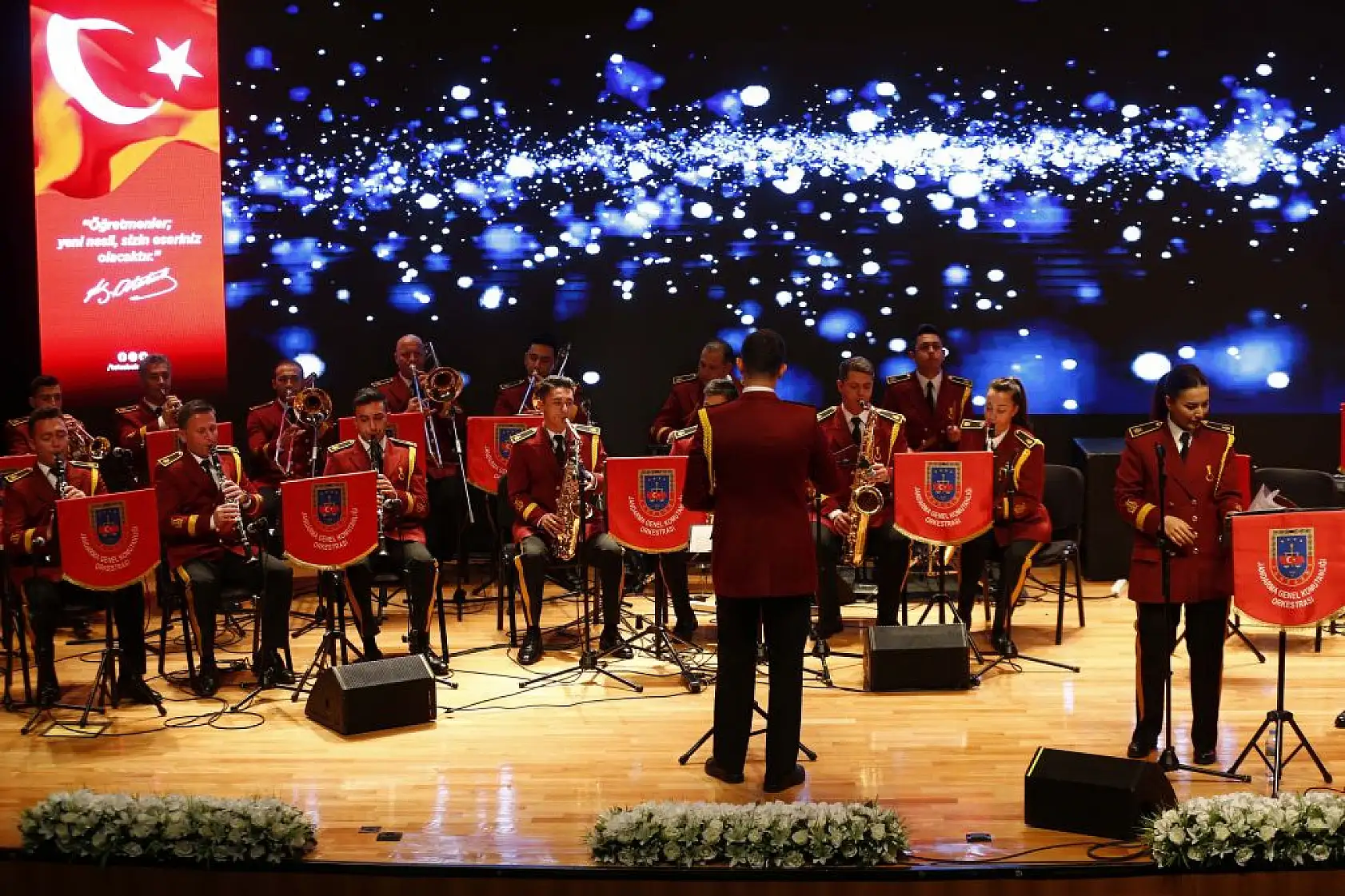 Öğretmenler için sahne aldılar