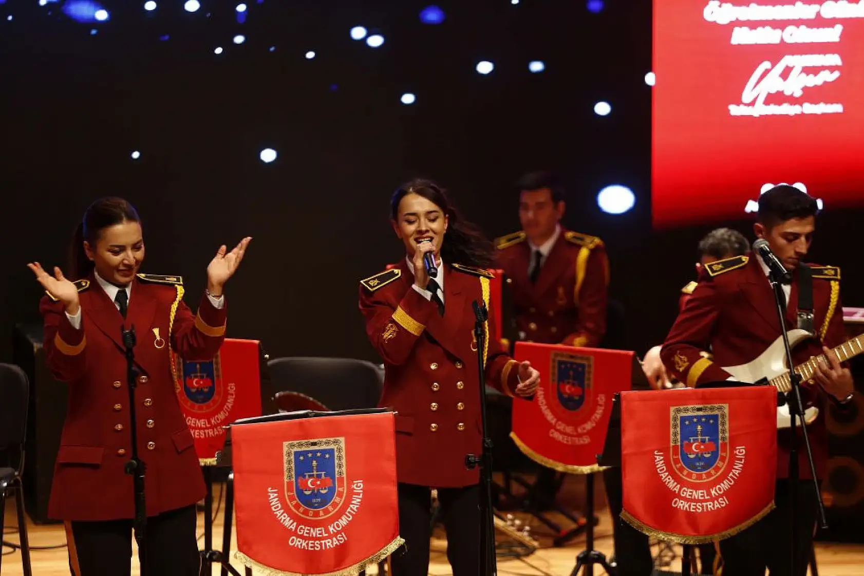 Öğretmenler için sahne aldılar