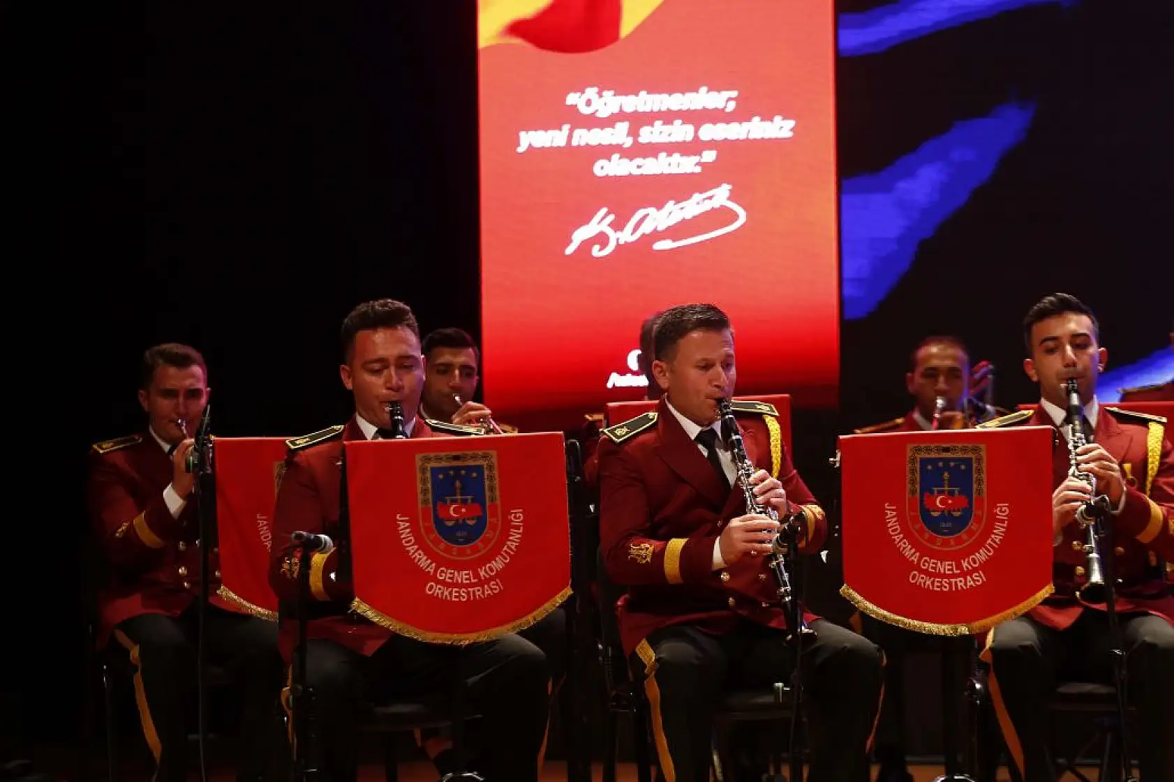 Öğretmenler için sahne aldılar