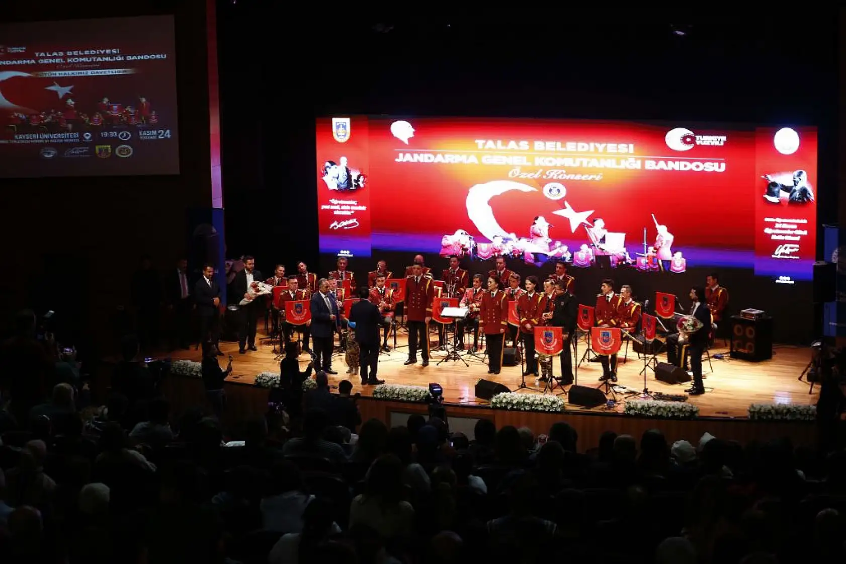 Öğretmenler için sahne aldılar