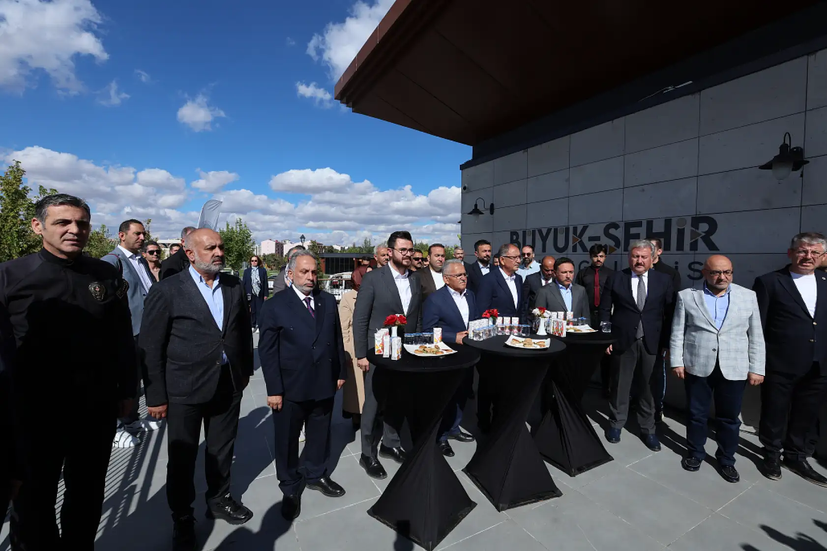 Büyükkılıç, Neşe Özhaseki'nin ''Renklerin Dili'' sergisinde