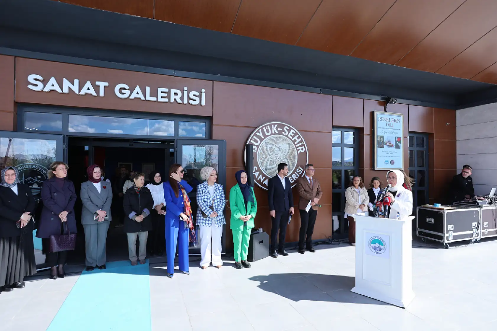 Büyükkılıç, Neşe Özhaseki'nin ''Renklerin Dili'' sergisinde