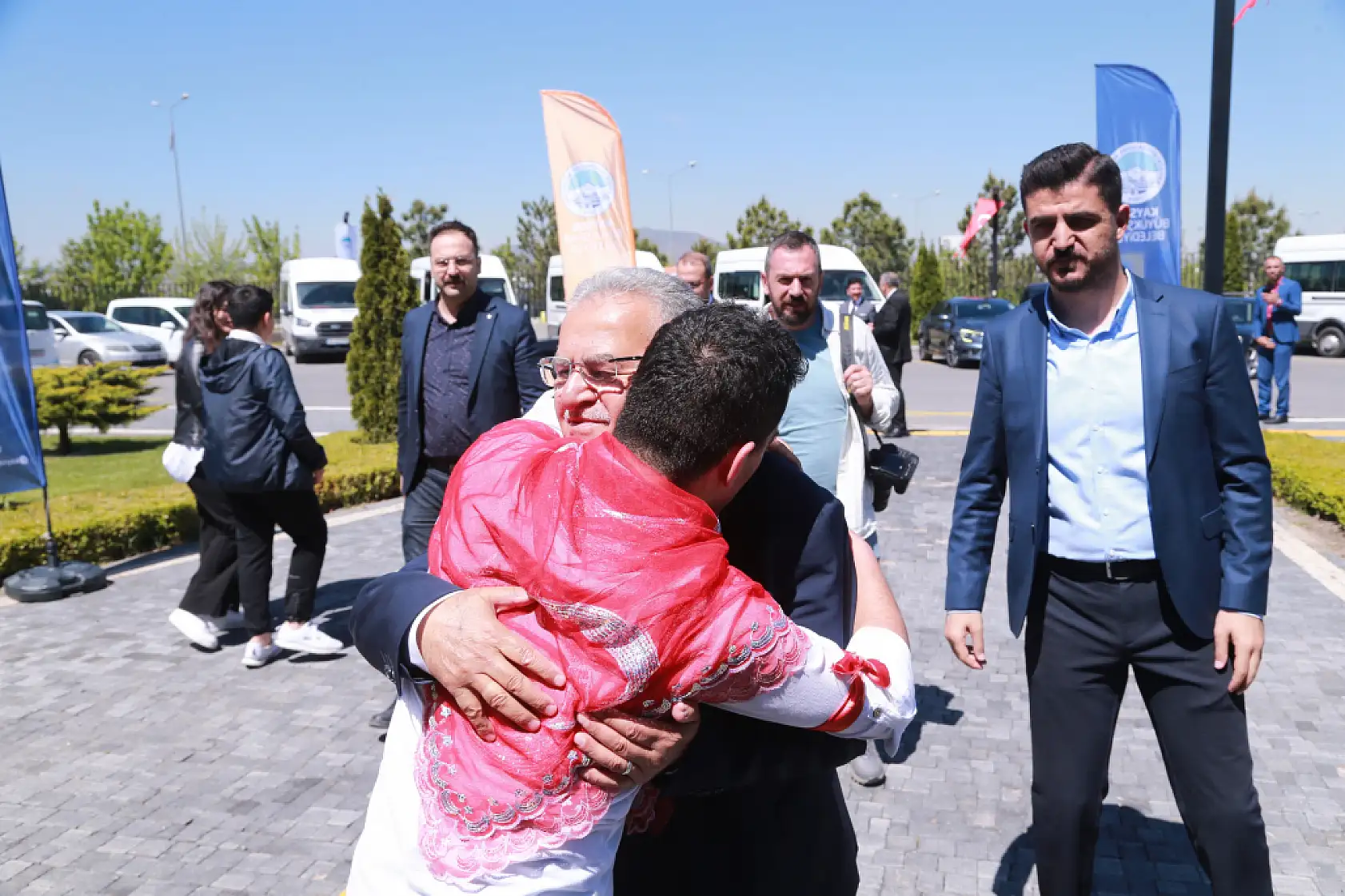 Büyükkılıç'tan Özel Gençlere Asker Kınası