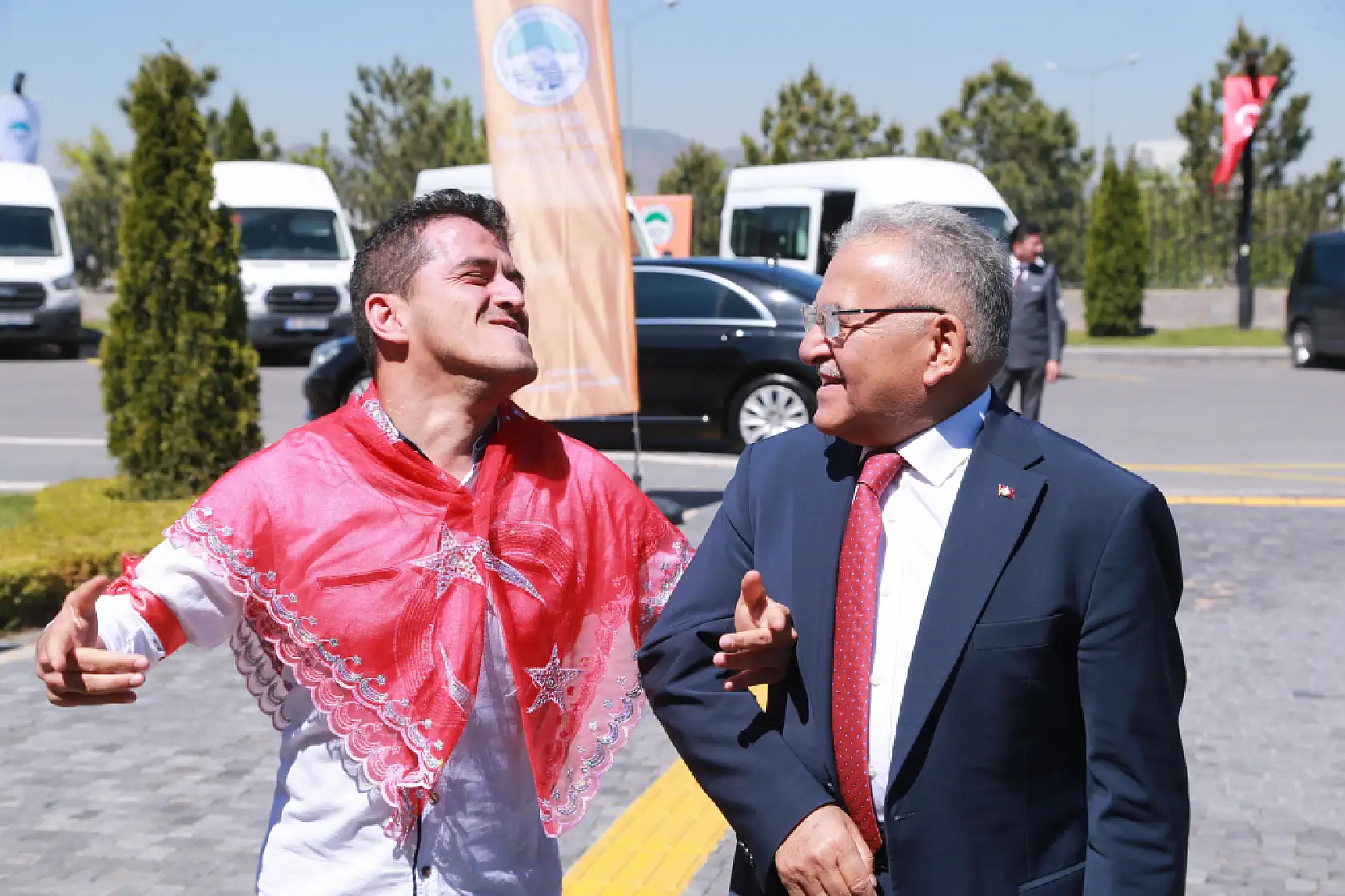 Büyükkılıç'tan Özel Gençlere Asker Kınası