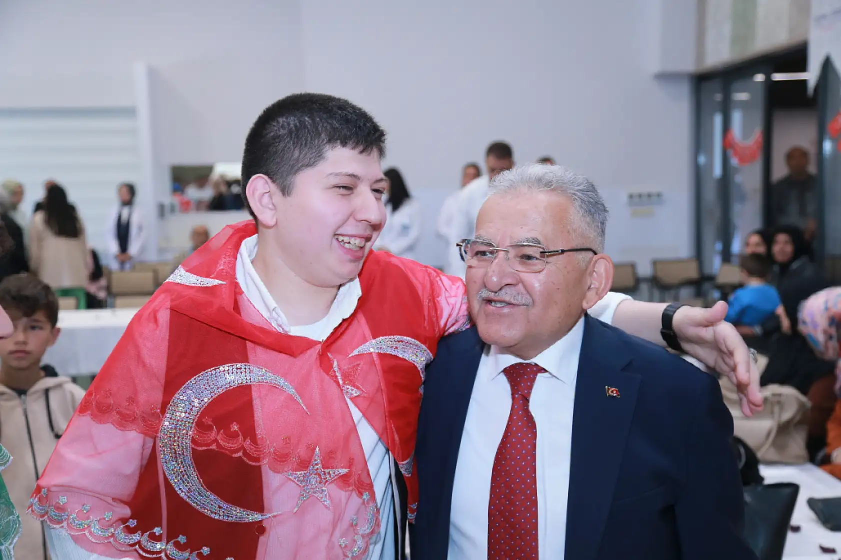 Büyükkılıç'tan Özel Gençlere Asker Kınası