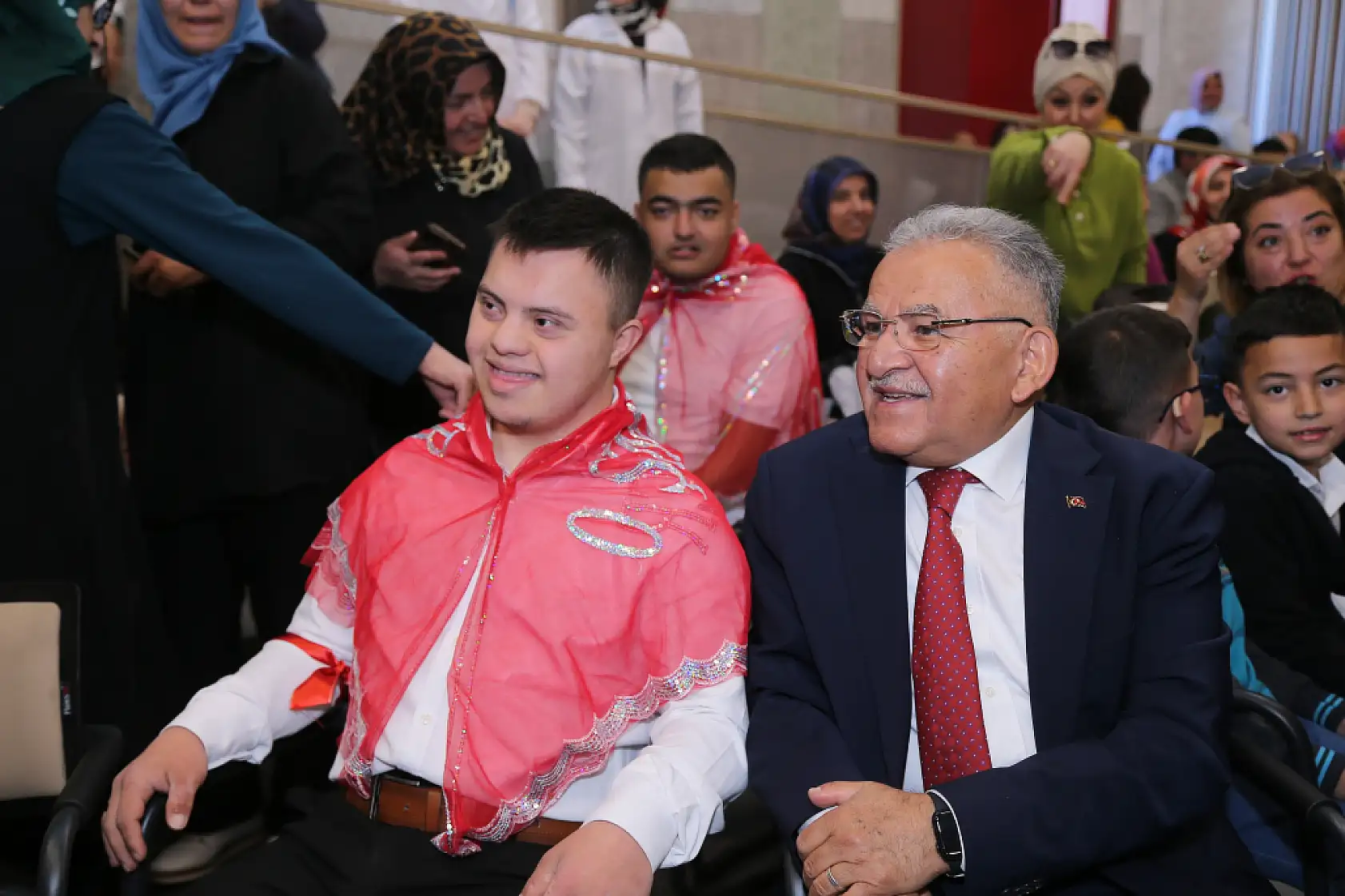 Büyükkılıç'tan Özel Gençlere Asker Kınası