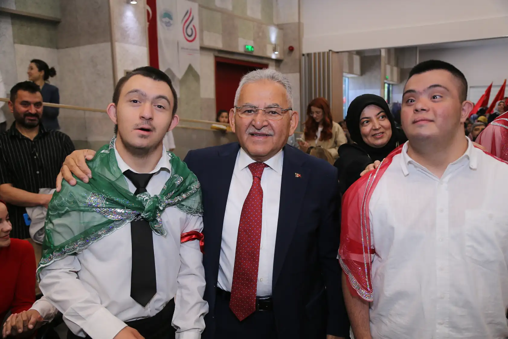 Büyükkılıç'tan Özel Gençlere Asker Kınası