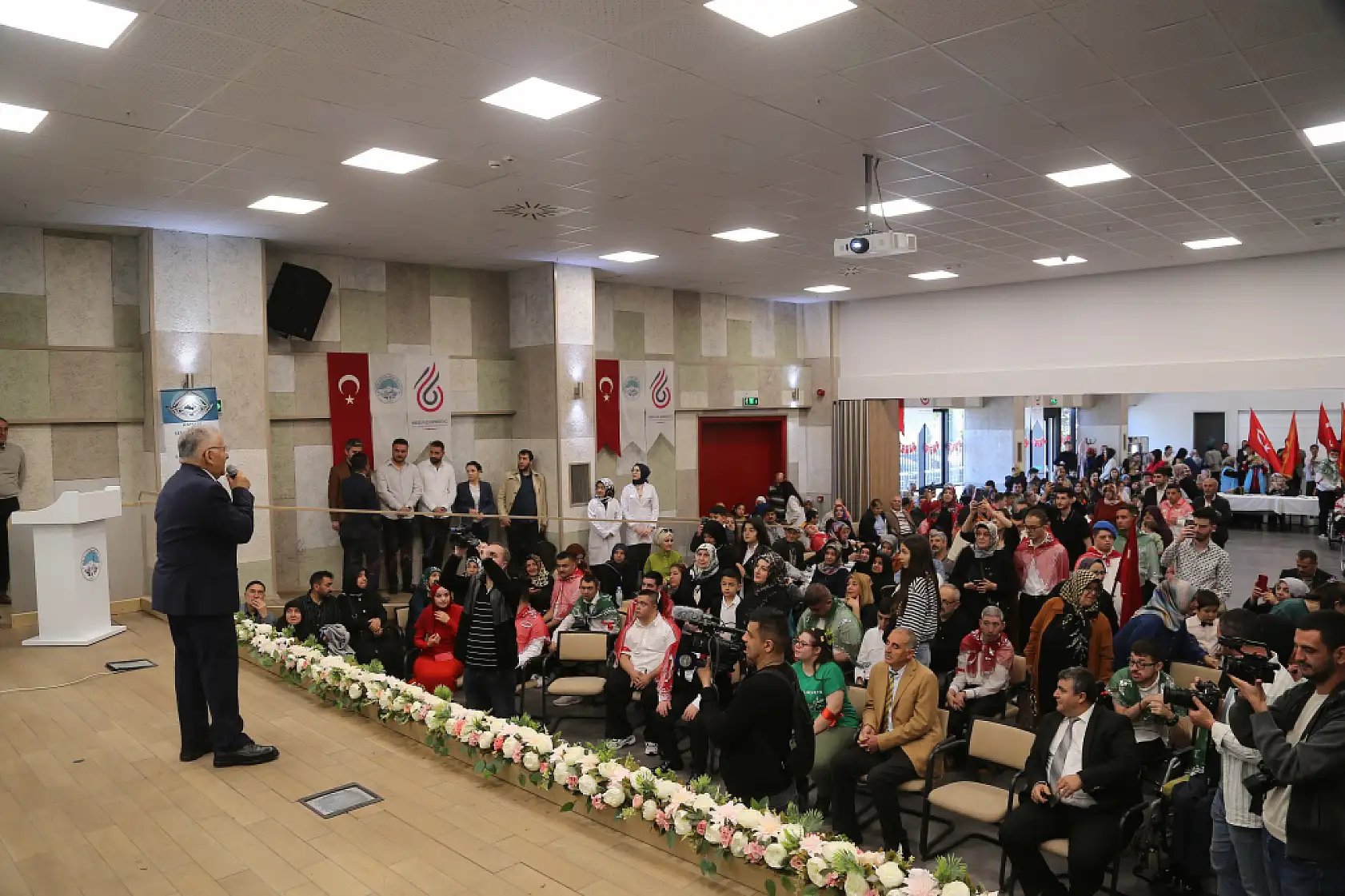 Büyükkılıç'tan Özel Gençlere Asker Kınası