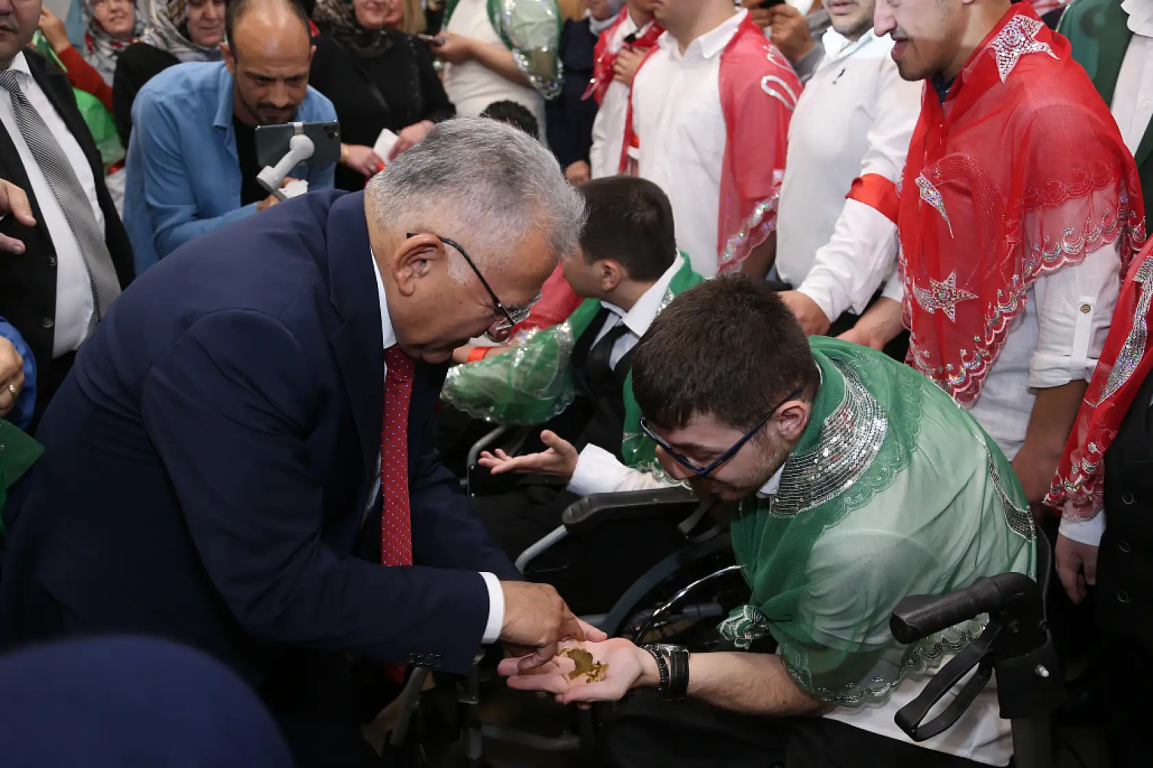 Büyükkılıç'tan Özel Gençlere Asker Kınası