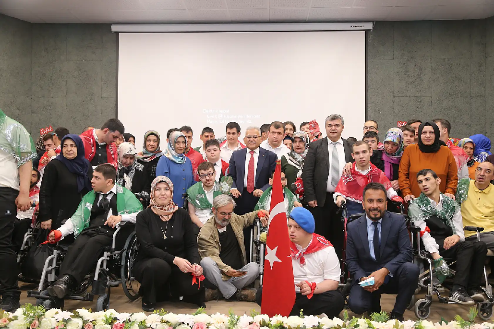 Büyükkılıç'tan Özel Gençlere Asker Kınası