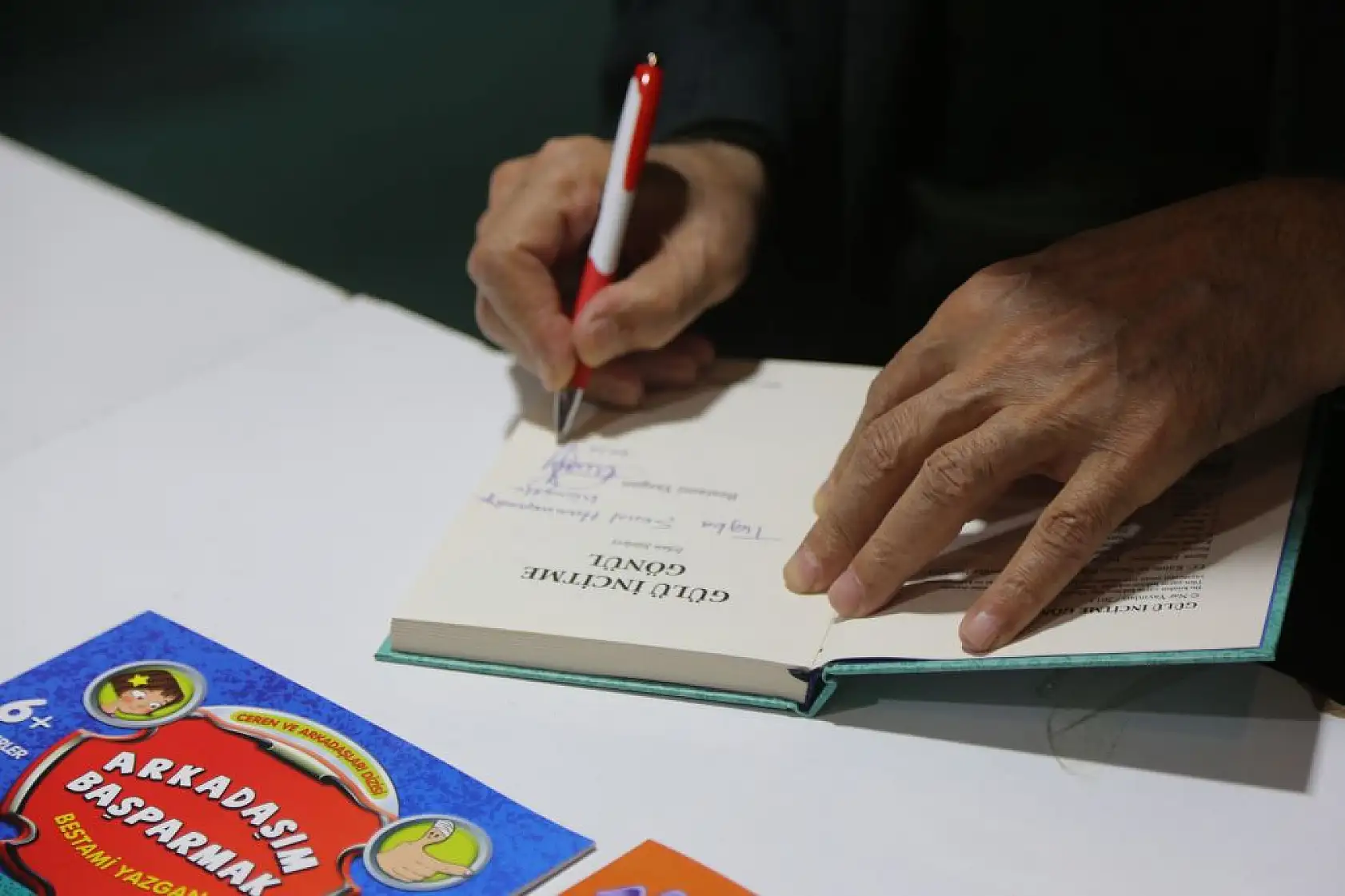 Yazarlardan kitap fuarına övgü: En iyi fuarlardan bir tanesi