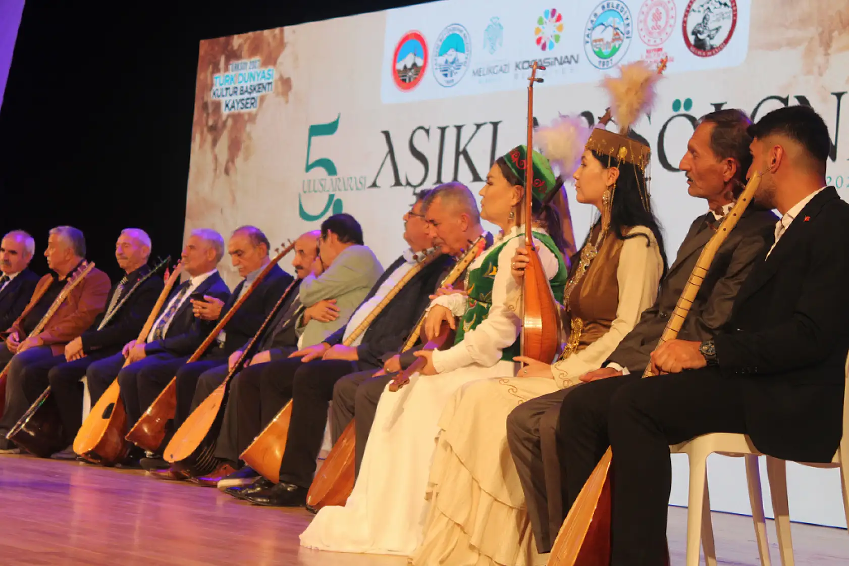 Türkiye ve Türk Dünyası'ndan aşıklar Kayseri'de aynı sahnede buluştu