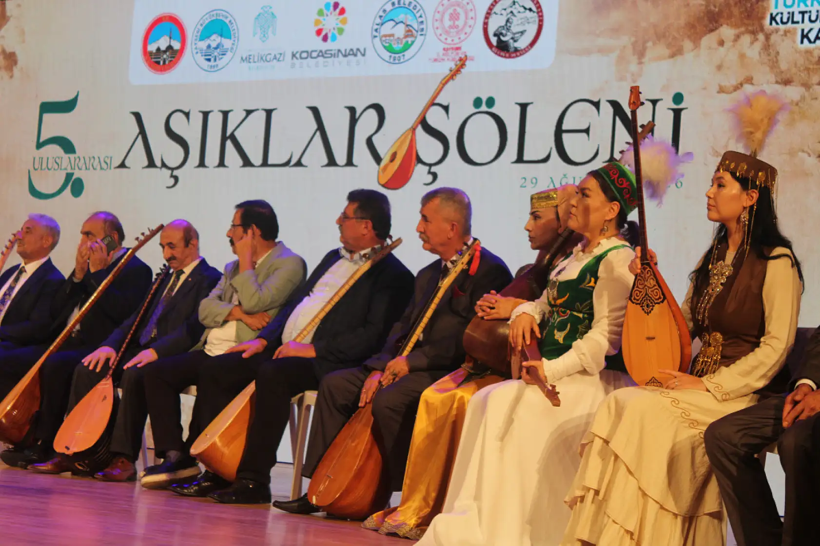 Türkiye ve Türk Dünyası'ndan aşıklar Kayseri'de aynı sahnede buluştu