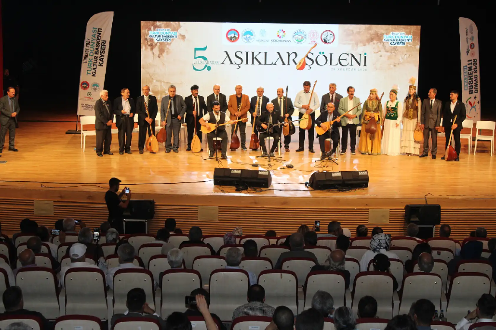 Türkiye ve Türk Dünyası'ndan aşıklar Kayseri'de aynı sahnede buluştu