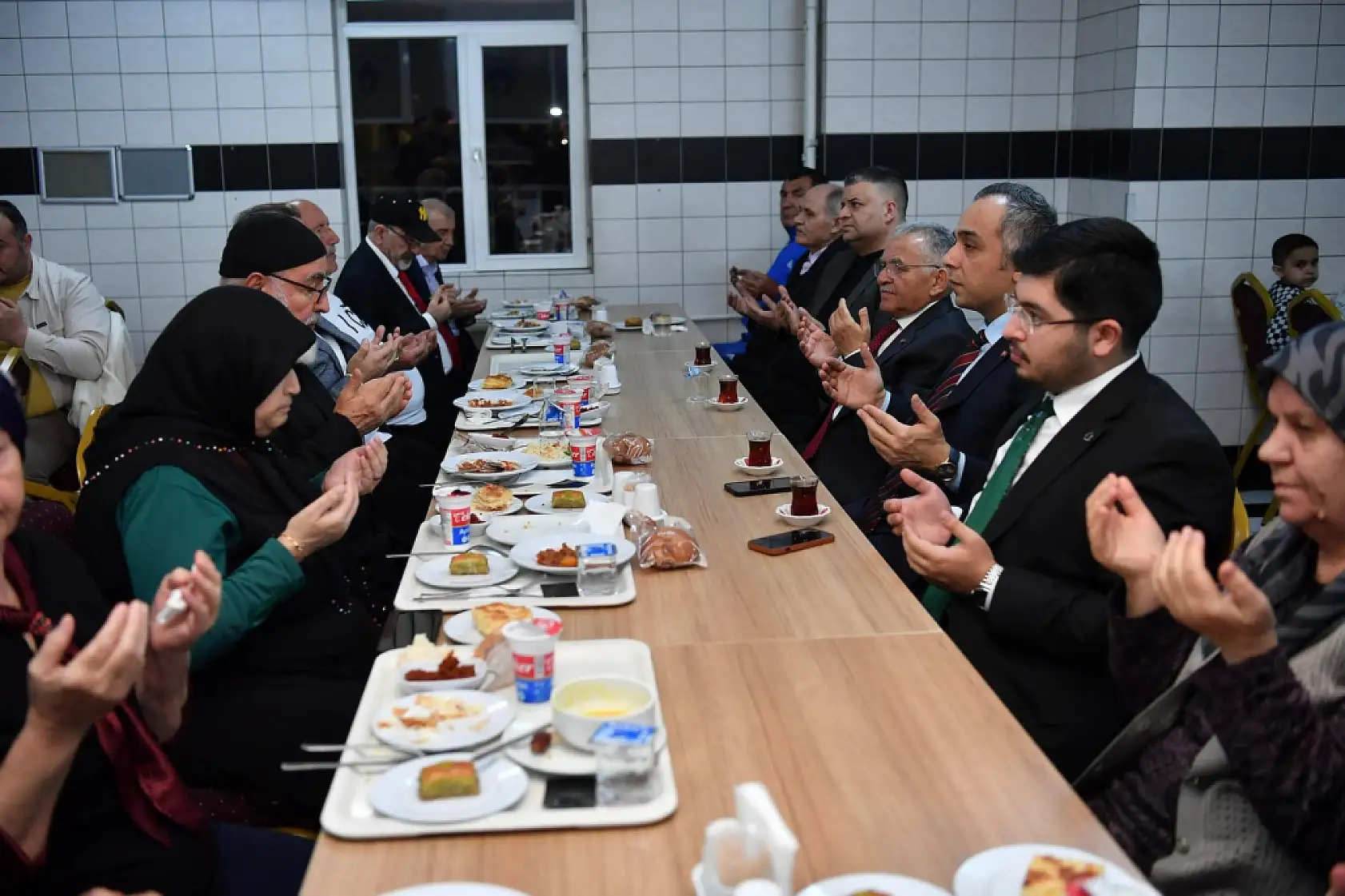 Başkan Büyükkılıç'ın 29 günü dolu dolu geçti: İftar ve sahur sofralarında buluştu