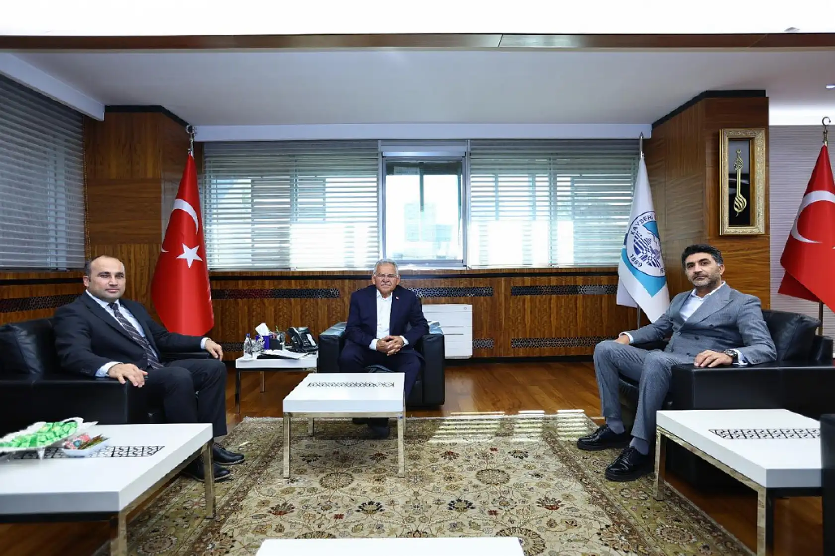 Başkan Büyükkılıç'ı kimler ziyaret etti? Yoğun ziyaretçi trafiği dikkat çekti!