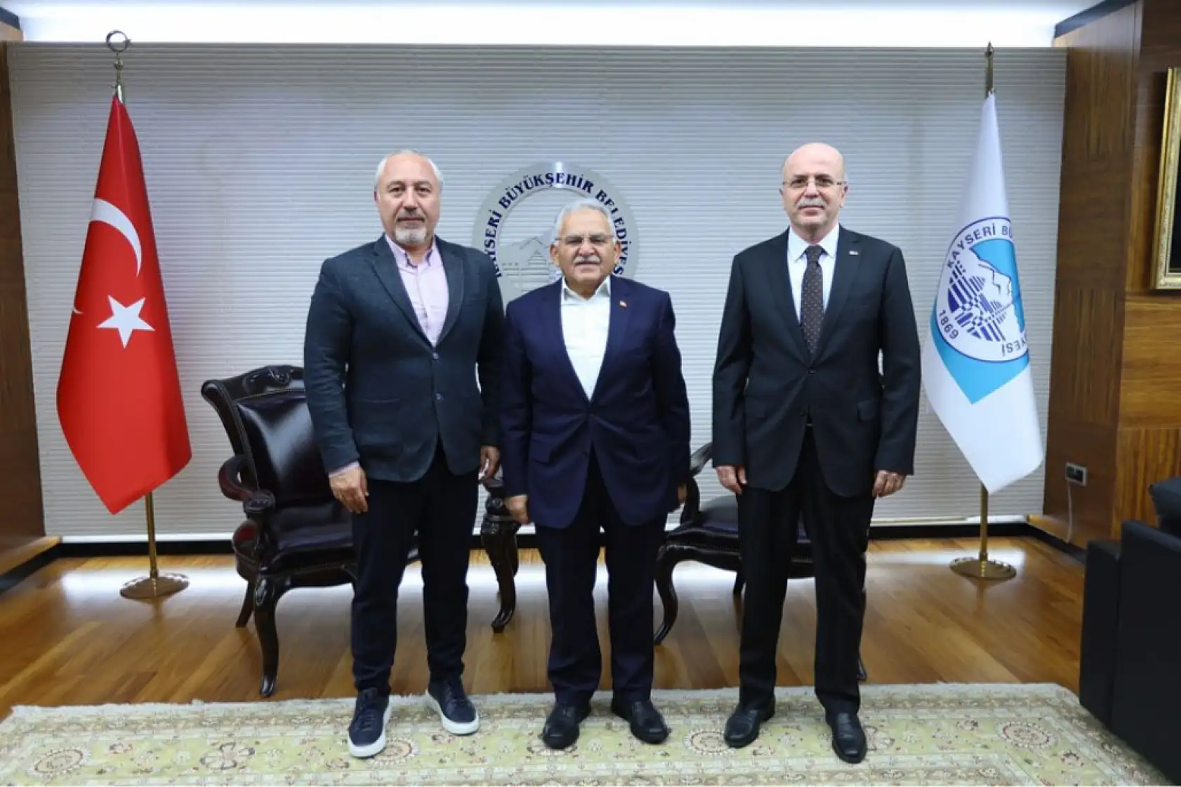 Başkan Büyükkılıç'ı kimler ziyaret etti? Yoğun ziyaretçi trafiği dikkat çekti!