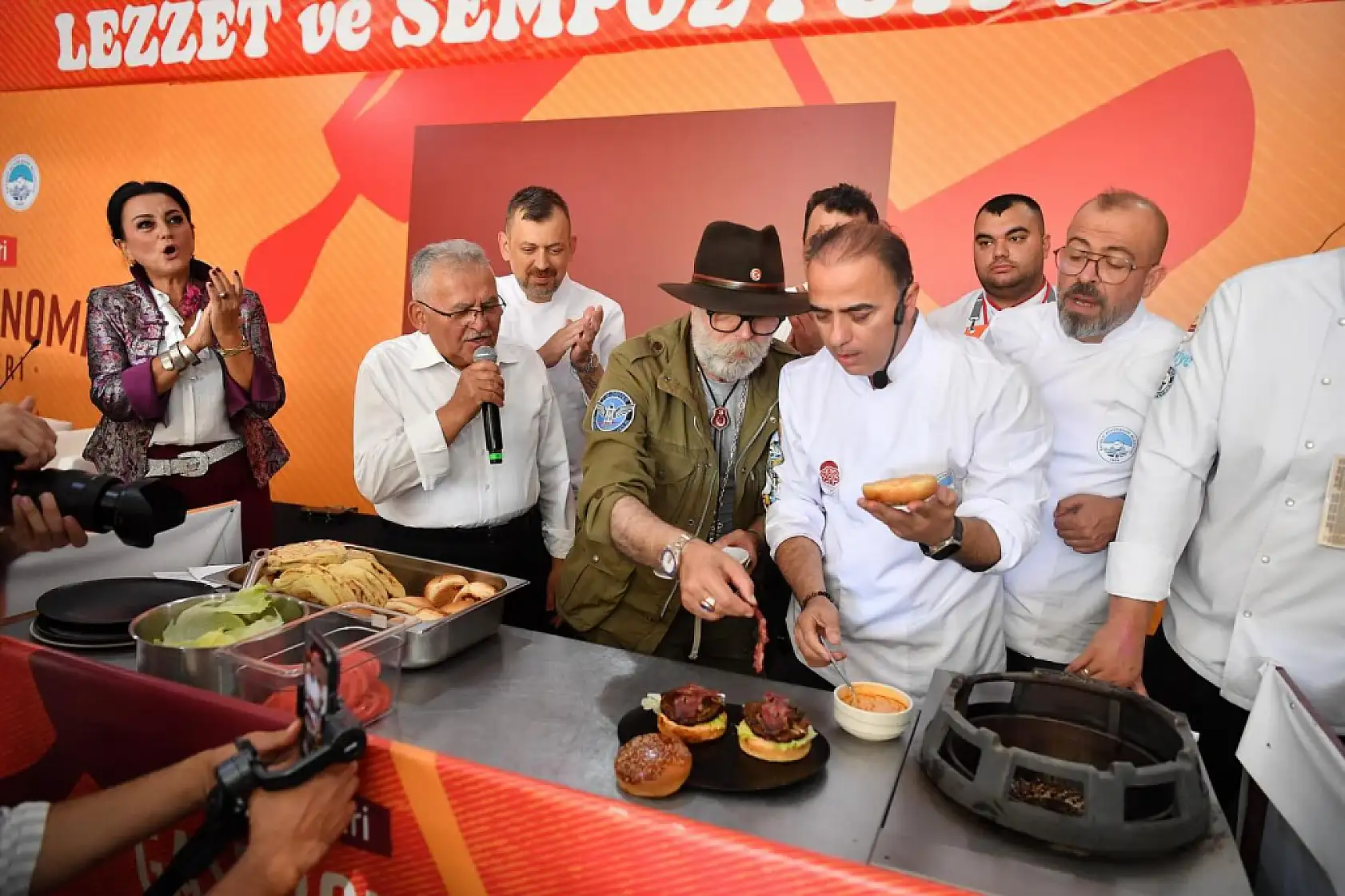 Kayseri'de tam 1 ton sucuk dağıtıldı Kayserili sucuğa doydu!