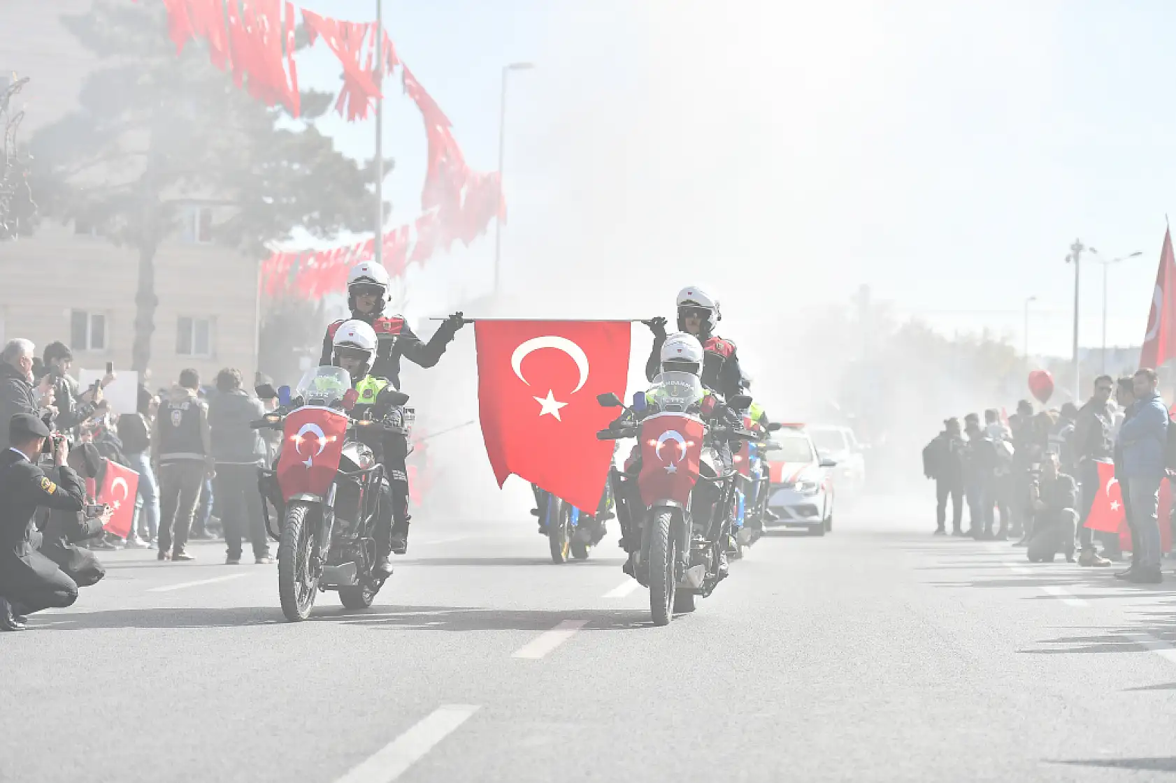 Başkan Büyükkılıç: Kayseri'den ve 80 vilayetten tek yürek, tek ses 'Yaşasın Cumhuriyet'