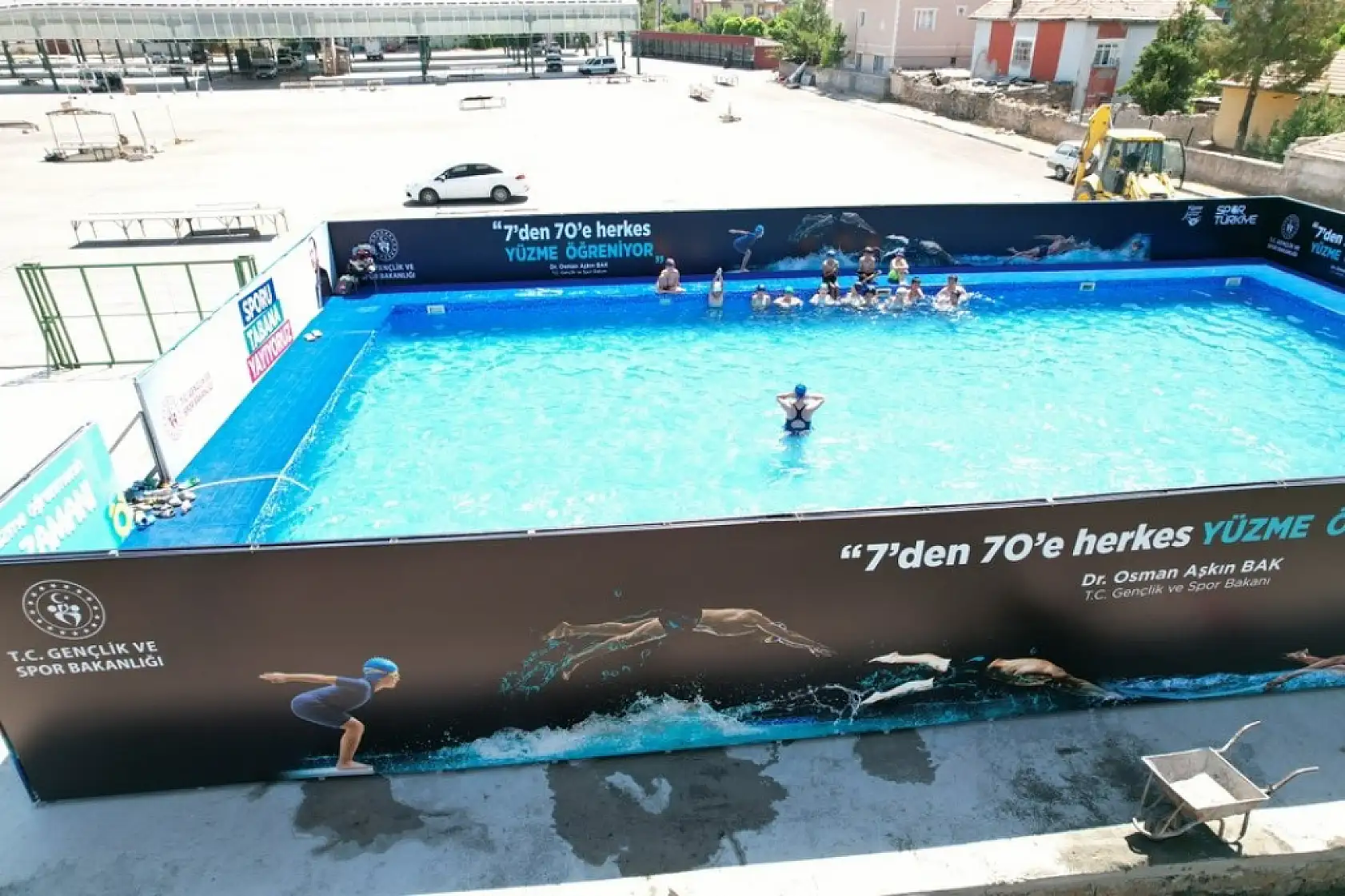 Kayseri'ye yüzme havuzu! Bakanlık yaptı, kapılar açıldı