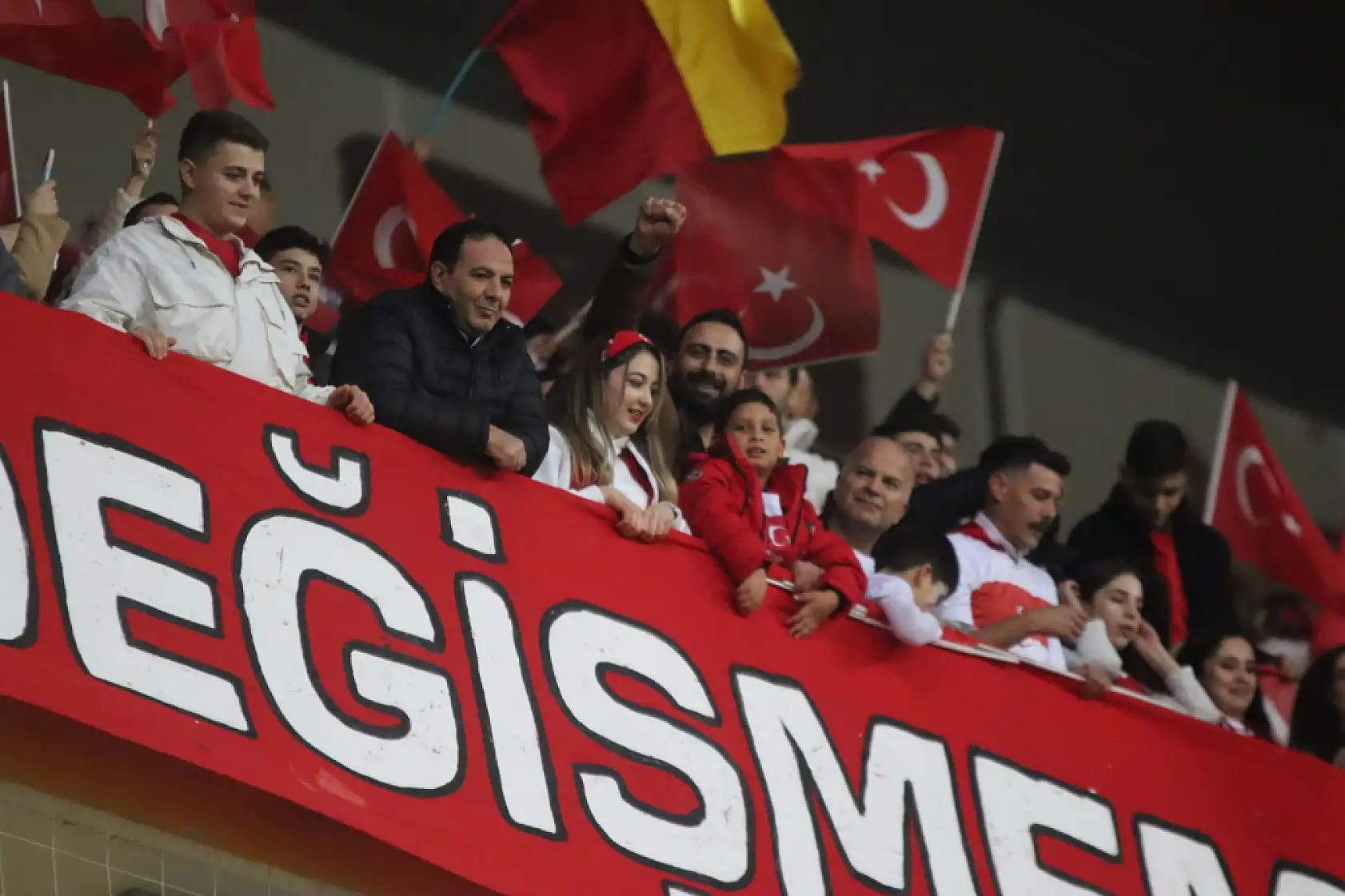 Kadir Has Stadı'ndan ilk görüntüler-Coşkulu bekleyiş!