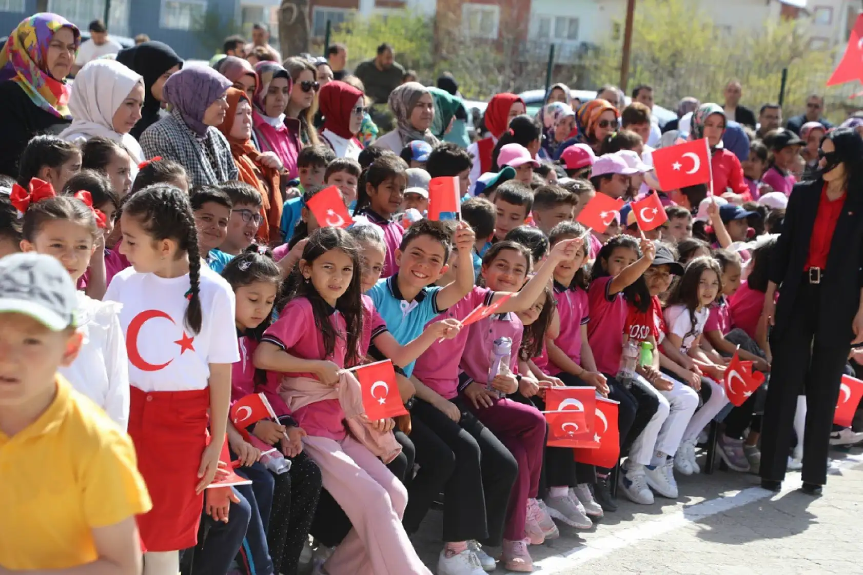 Minikler sahneye çıktı, Develi alkışlarla yankılandı!