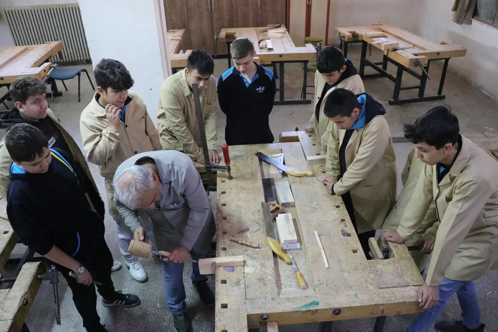 Meslek liseli öğrenciler Kayseri'de millet bahçesinin salıncaklarını üretti!