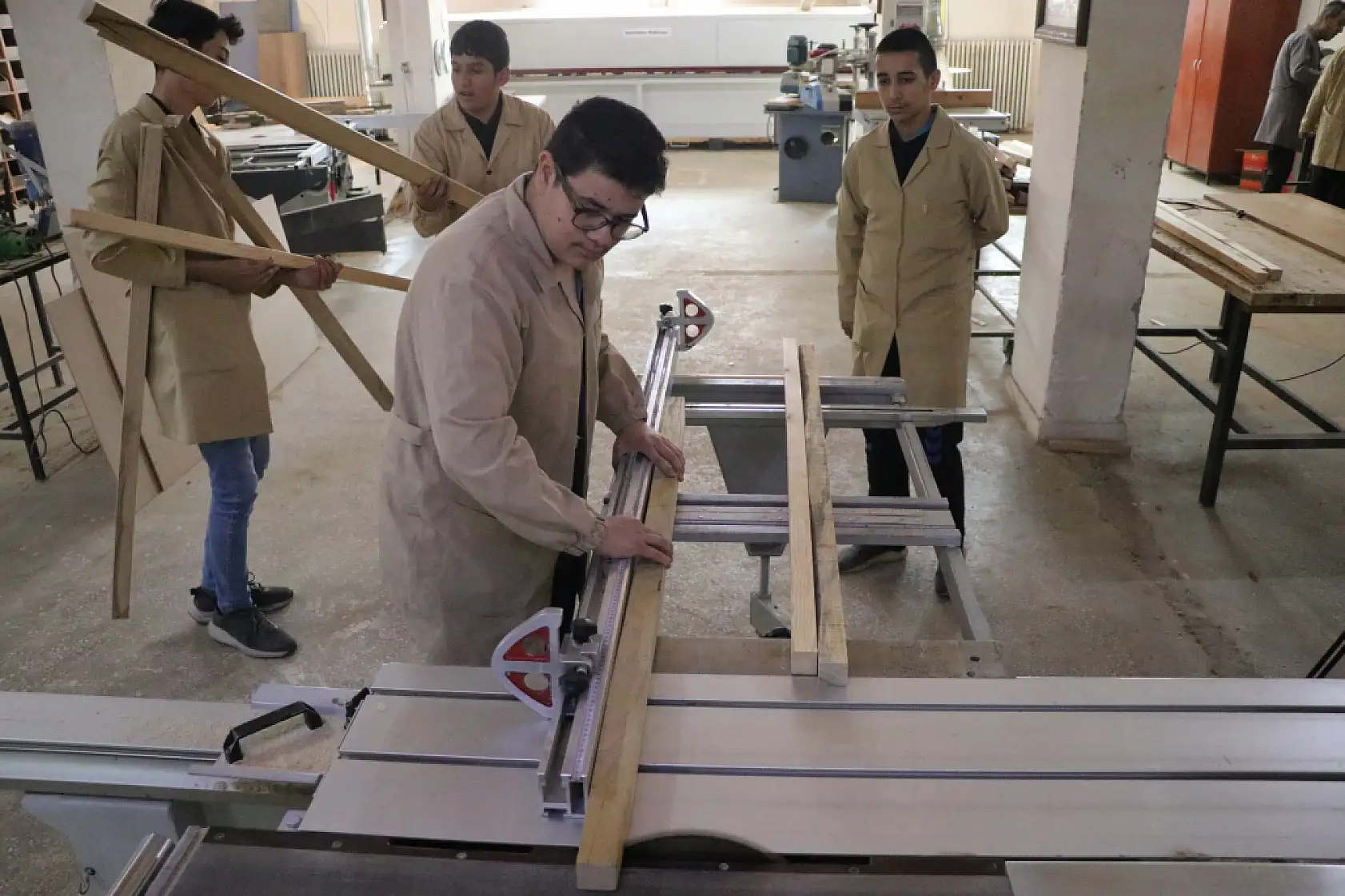 Meslek liseli öğrenciler Kayseri'de millet bahçesinin salıncaklarını üretti!