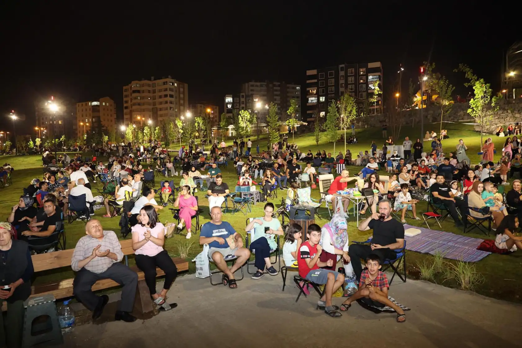 Talas Millet Bahçesi'nde Grup Şantiye rüzgarı: Halay çektiler, çiftetelli oynadılar!