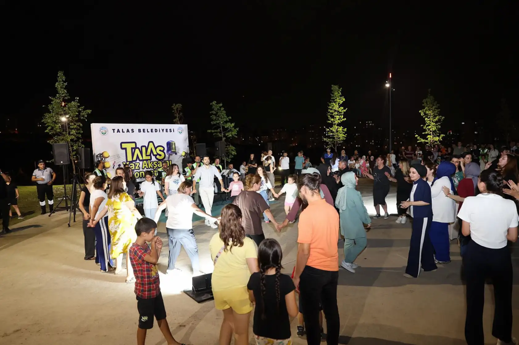 Talas Millet Bahçesi'nde Grup Şantiye rüzgarı: Halay çektiler, çiftetelli oynadılar!