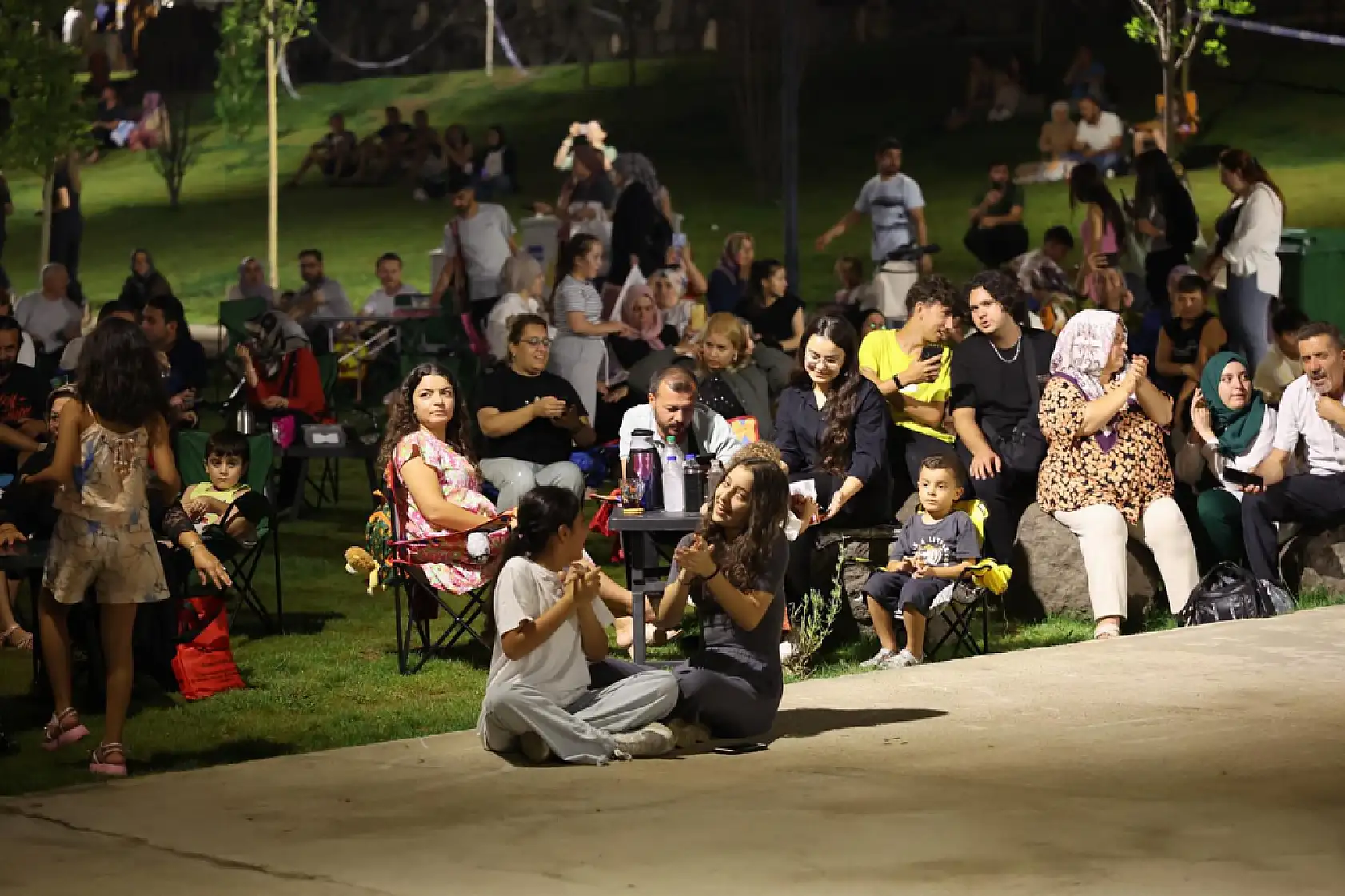 Talas Millet Bahçesi'nde Grup Şantiye rüzgarı: Halay çektiler, çiftetelli oynadılar!