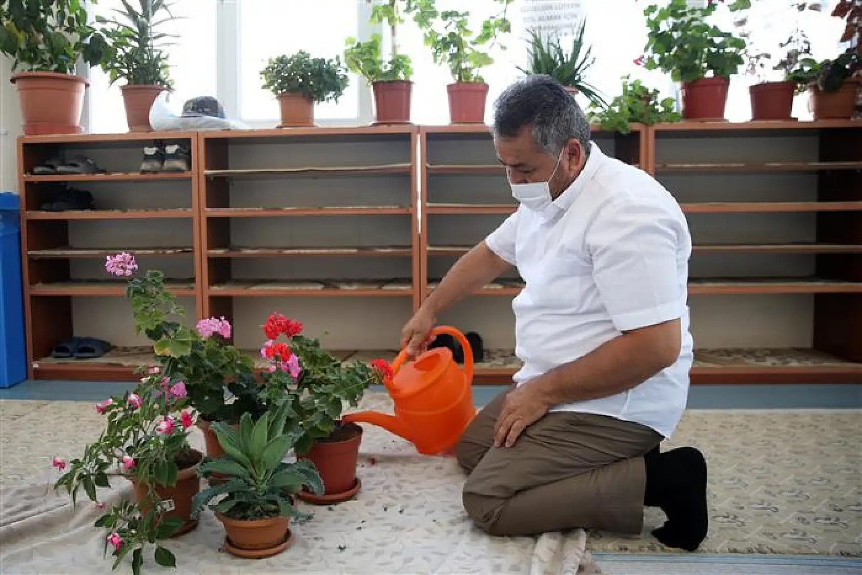 İmamın çiçek sevgisi camiyi bahçeye çevirdi