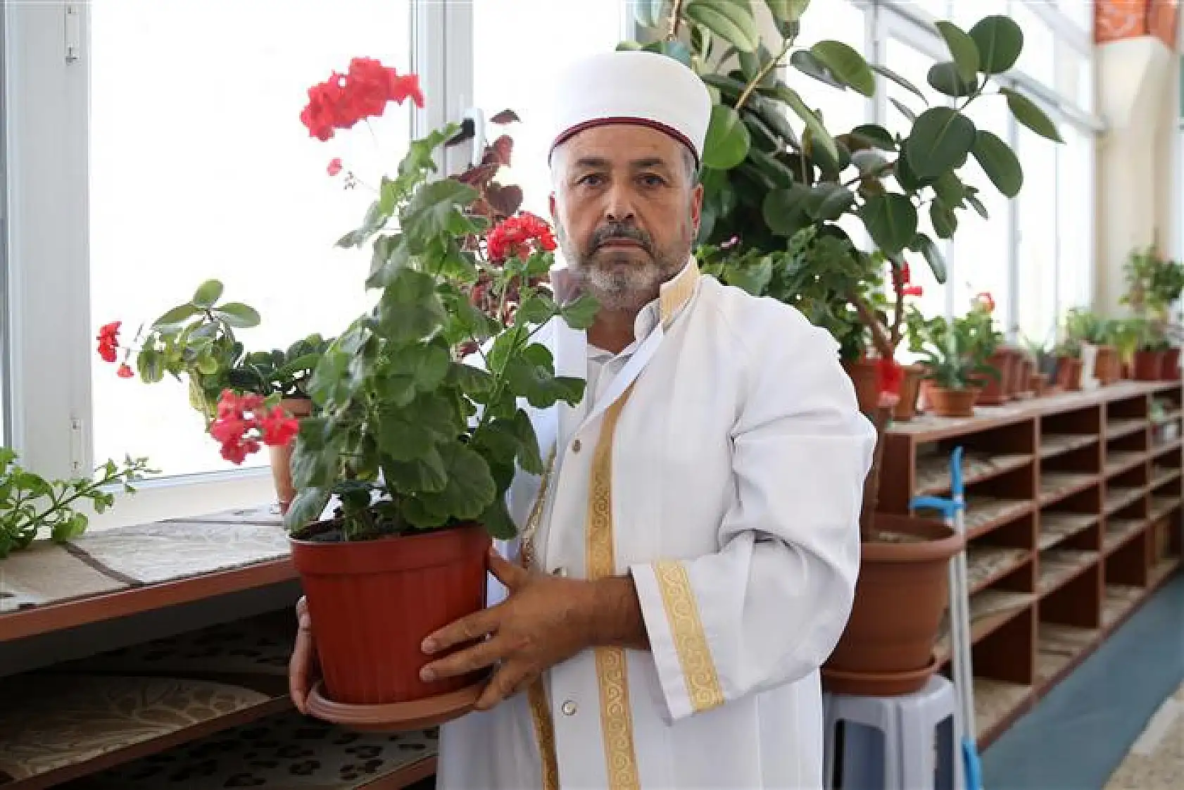 İmamın çiçek sevgisi camiyi bahçeye çevirdi