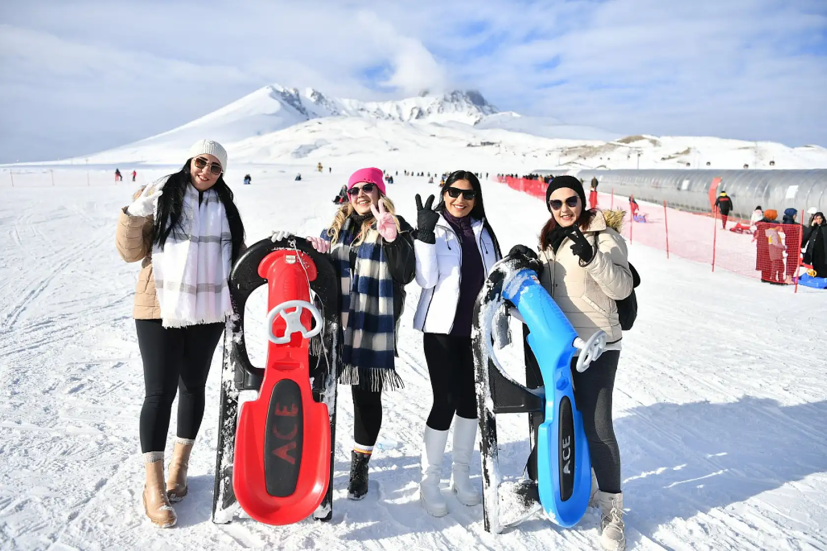Başkan Büyükkılıç, Erciyes'te yerli yabancı turistlerle buluştu