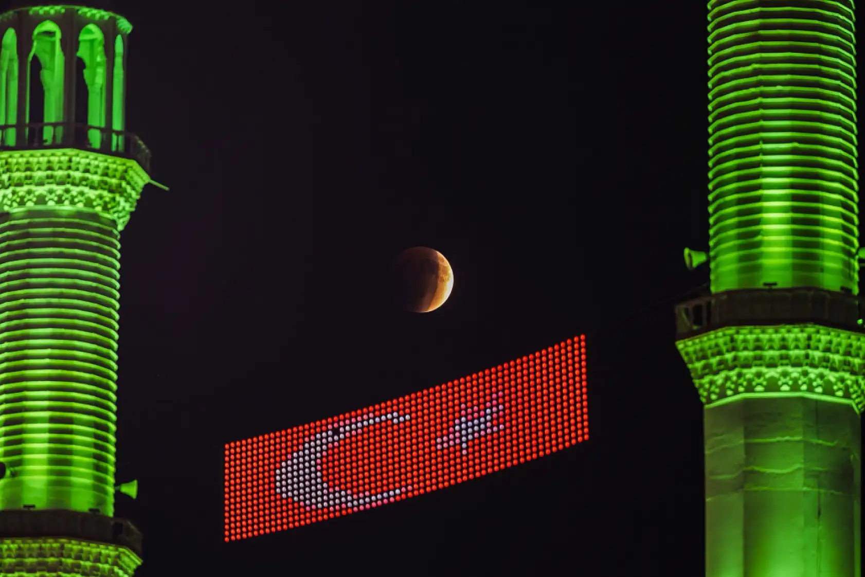 Kayseri semalarında muhteşem gösteri: Kanlı ay tutulması büyüledi!