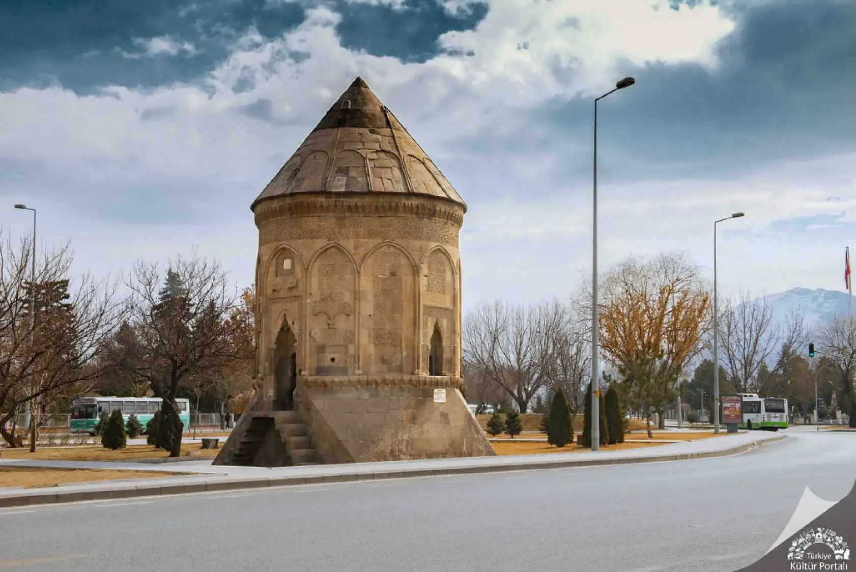 Cıngı'dan şaşırtan detay: Döner Kümbet'in motifleri gizli bir mesaj mı taşıyor?
